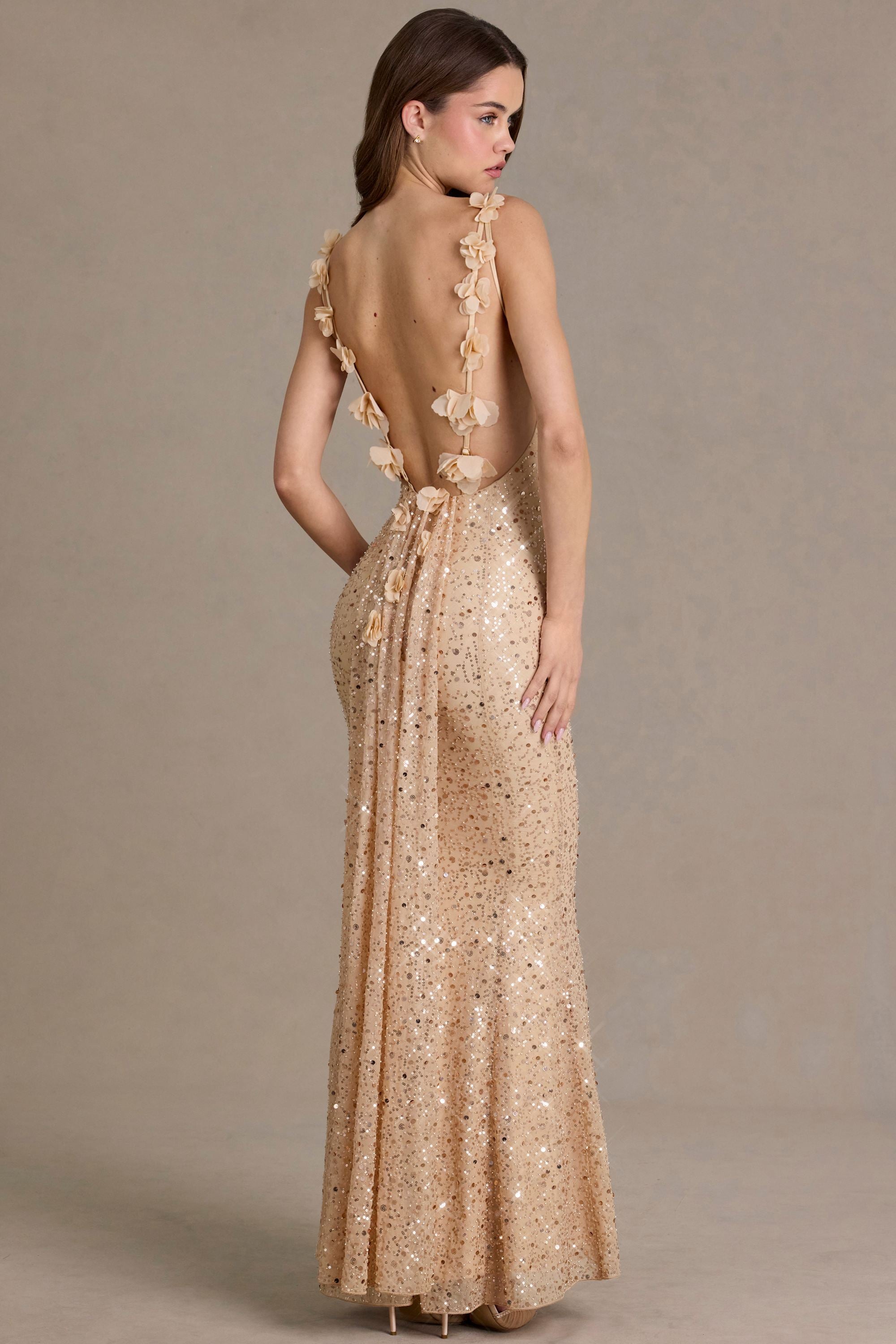 Oh Polly Embellished robe maxi dorée sequins dos ouvert