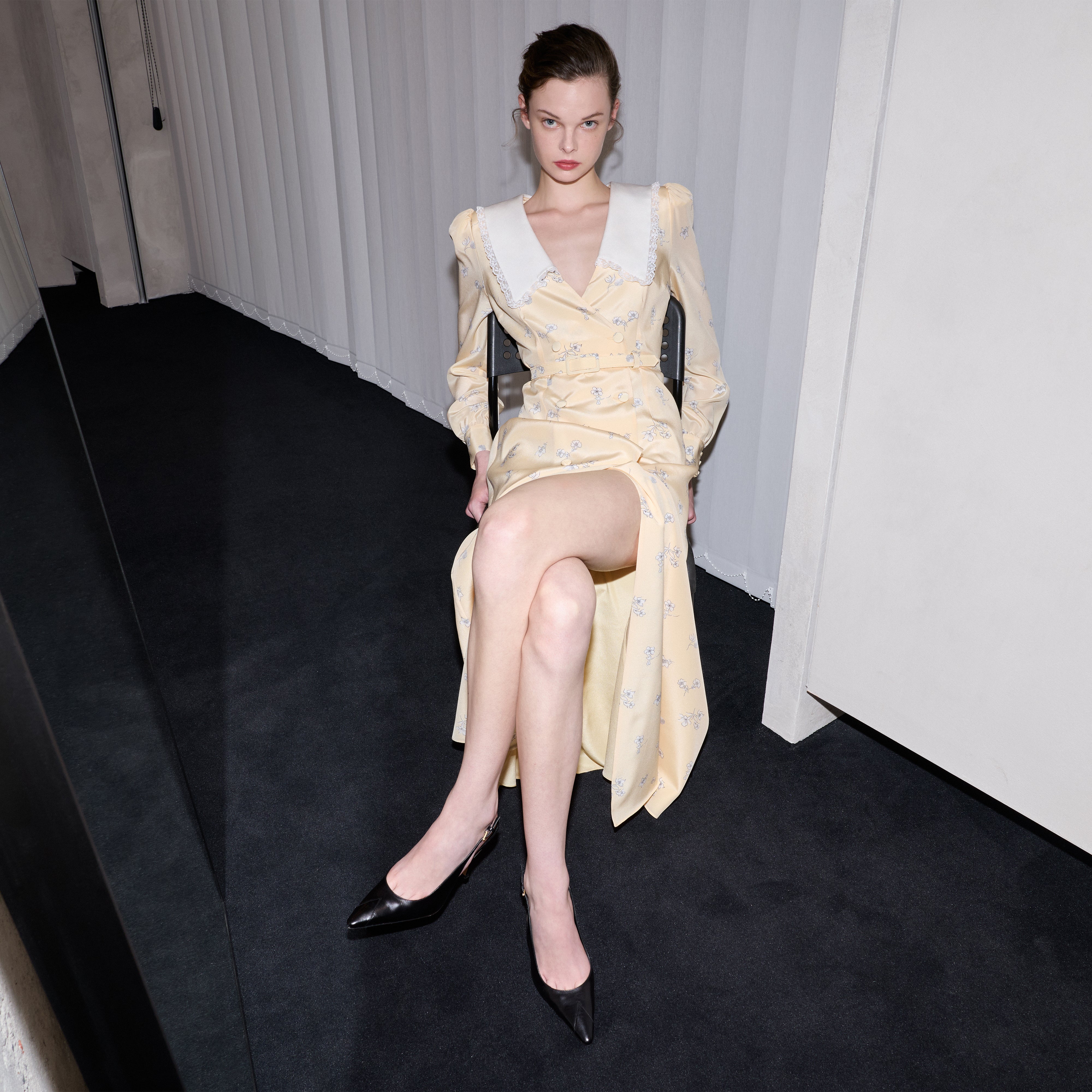 Alessandra Rich Silk Midi Dress with Collar robe midi jaune pâle soie