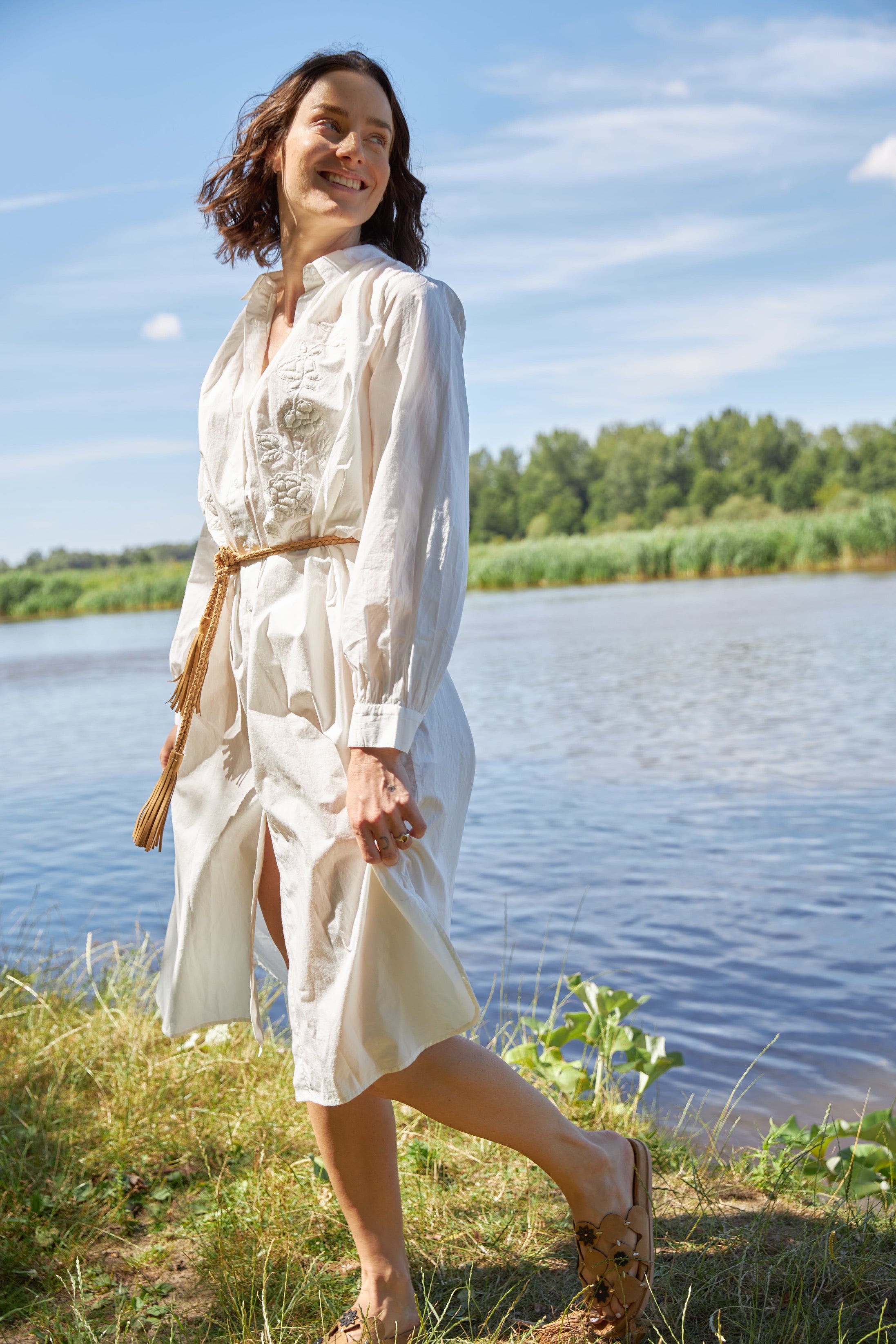 Chicosoleil Robe Keya blanche mi-longue coton brodée