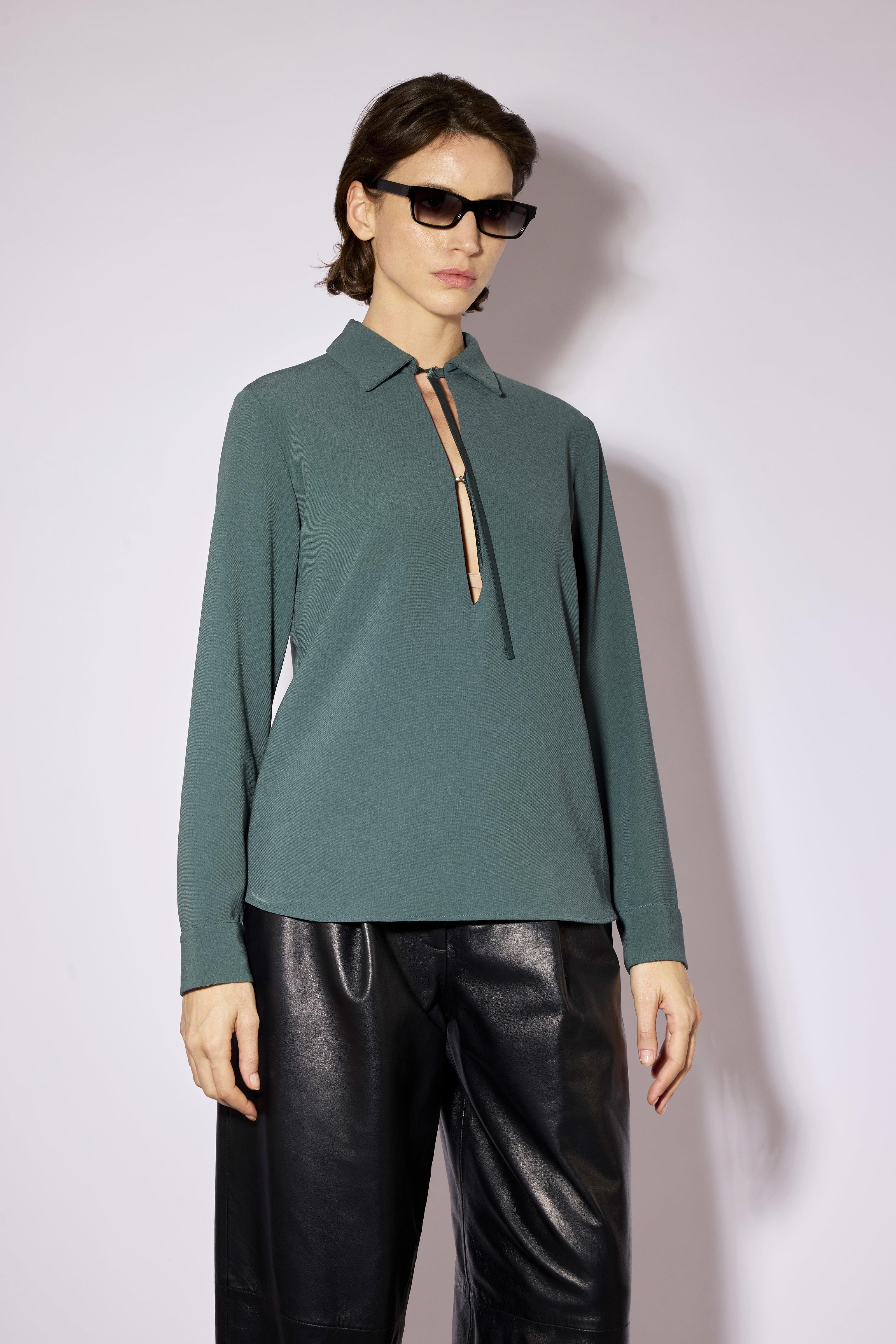 Liviana Conti Indira blouse noire crêpe col goutte