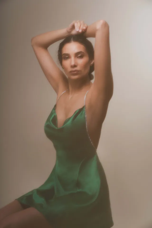 The Ethiquette Jenna Emerald robe satin soie émeraude XS
