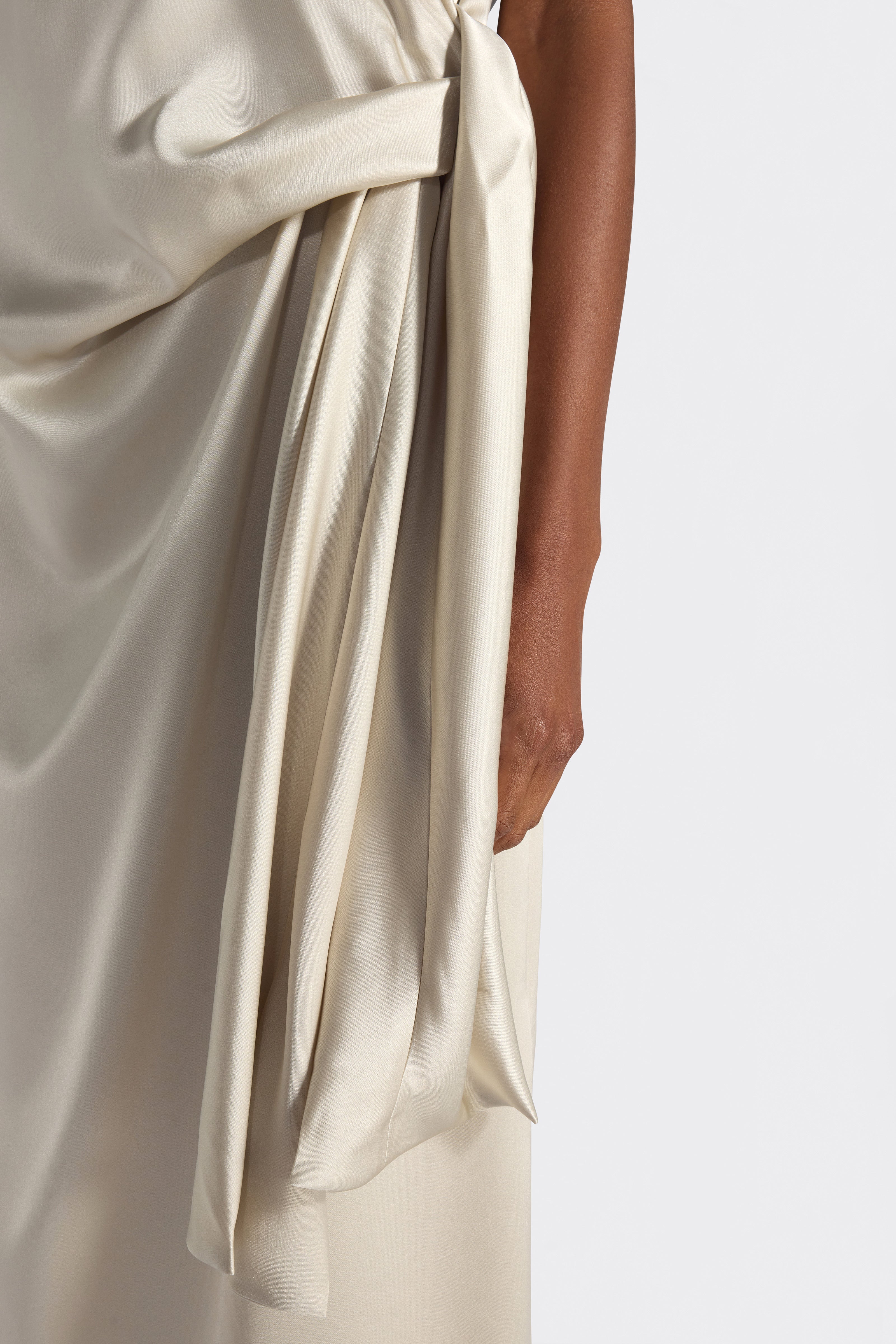 Liviana Conti Annabelle robe midi satin alabastro sans manches