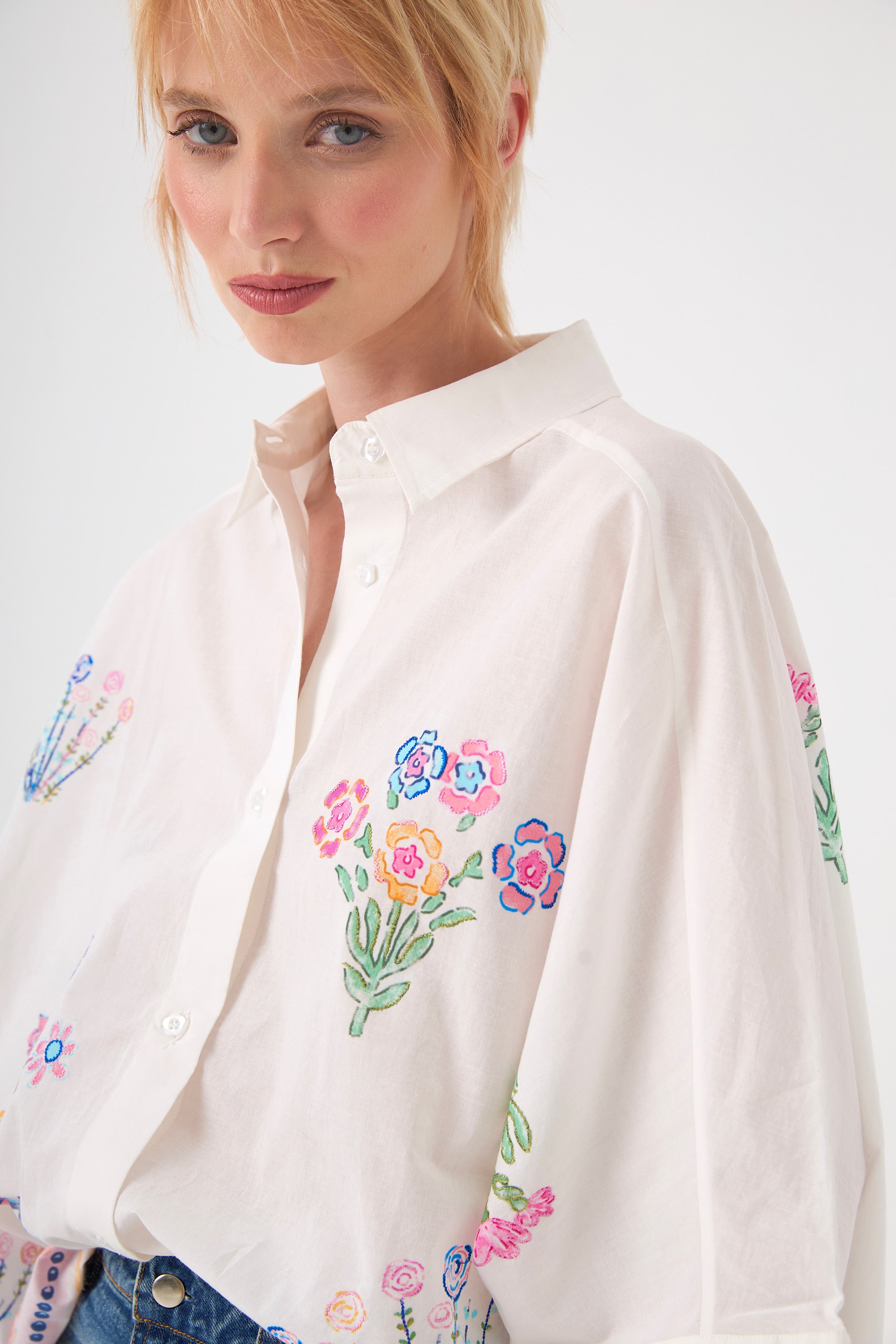 Chicosoleil Chemise Janah blanche coton fleurs brodées