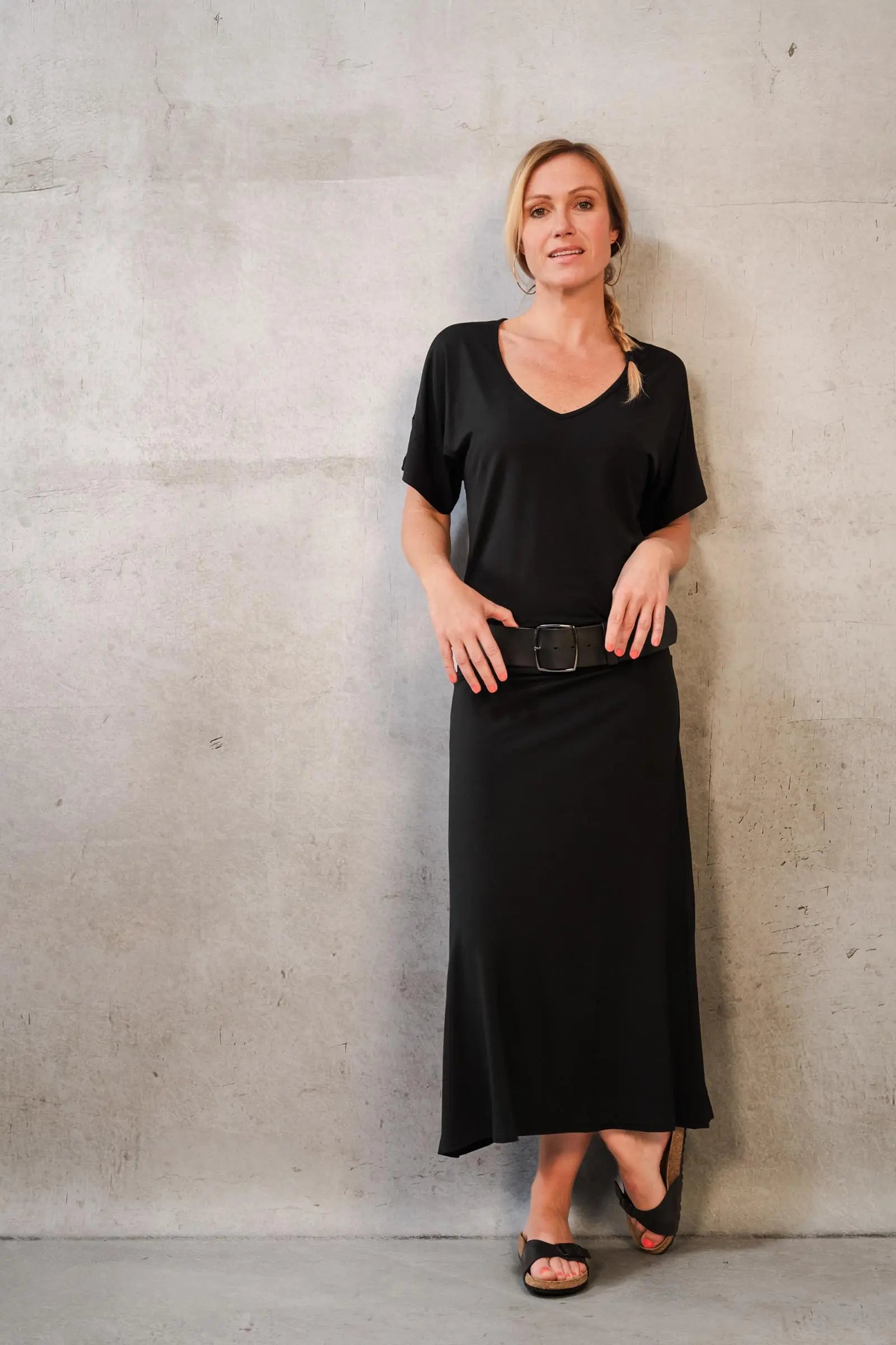 Thelma & Rose Gloria robe midi fluide noire col V T1-T3