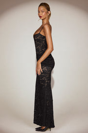Oh Polly Wintra robe dentelle noire col carré sirène