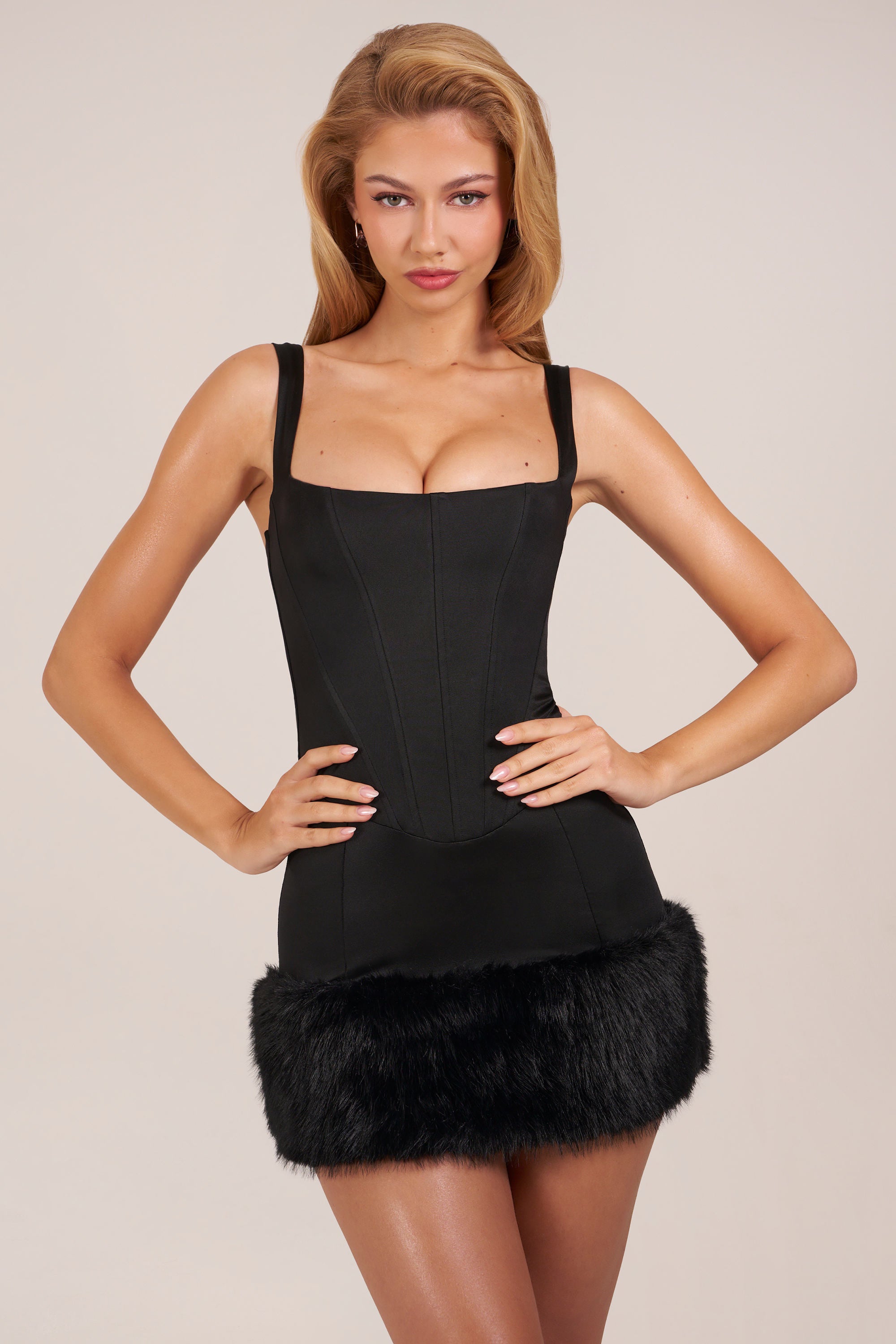 Oh Polly Rixelle Mini Robe noire satin corset col carré