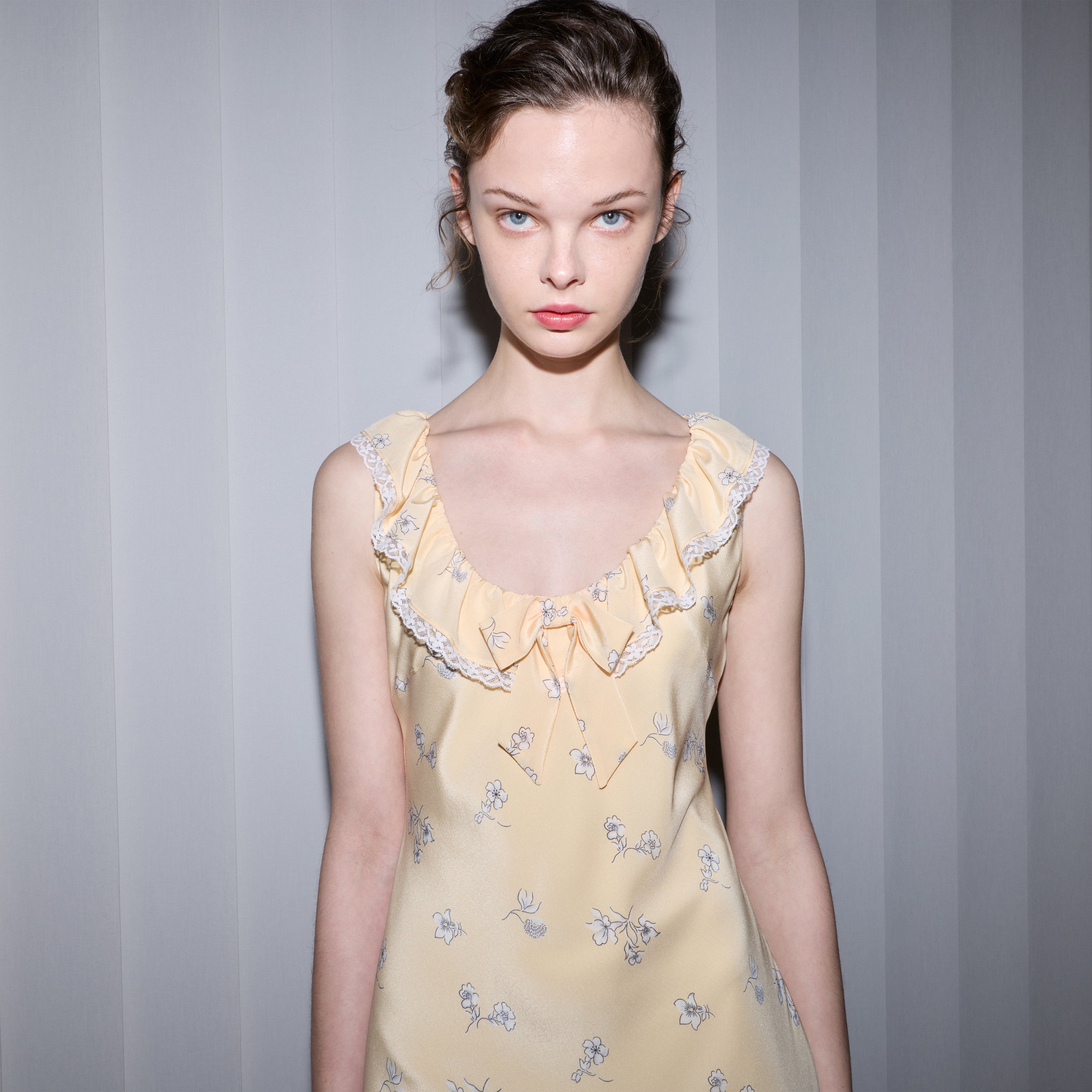 Alessandra Rich Silk Slip robe midi jaune pâle fleurie