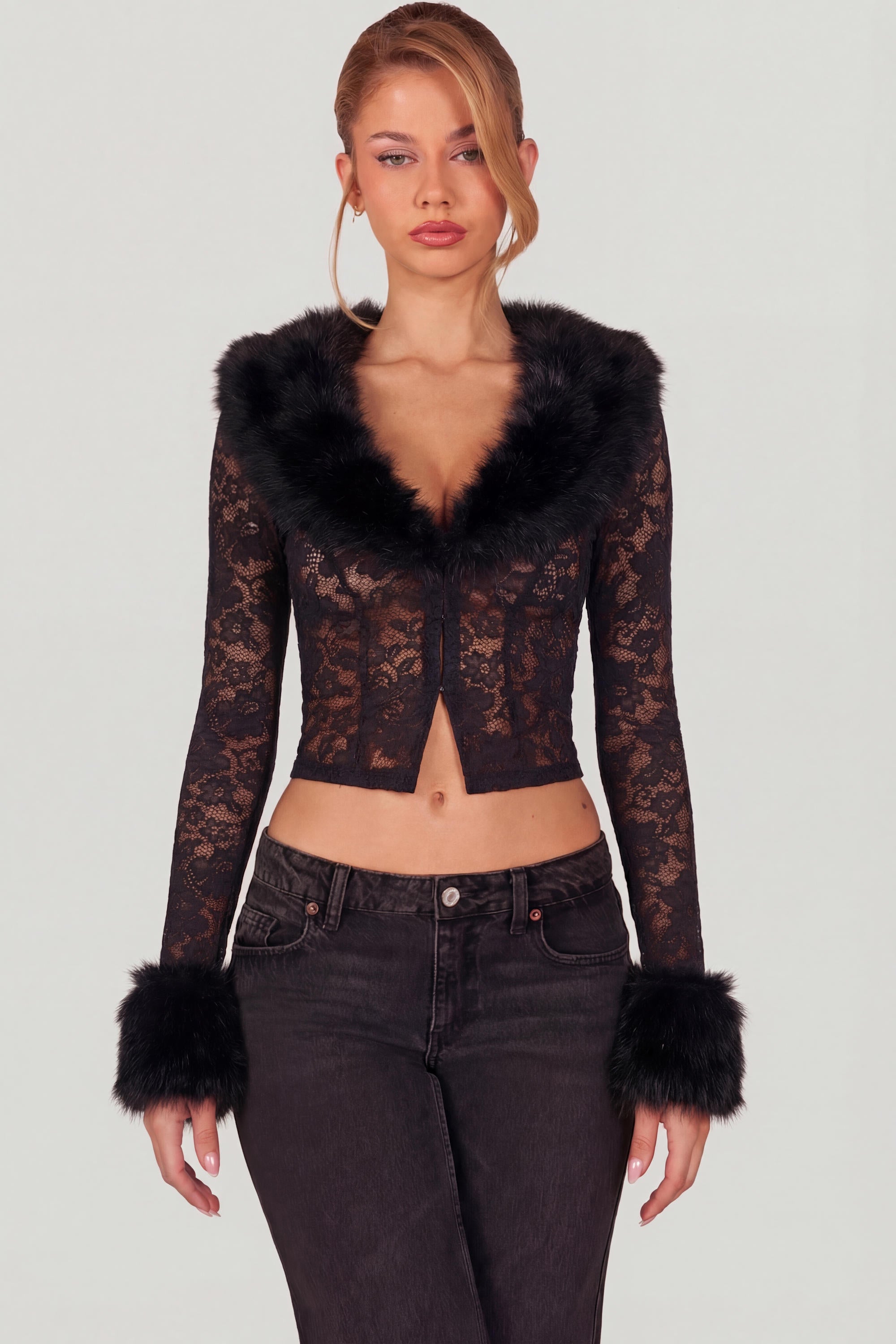 Oh Polly Noemy Sheer Lace Cardigan dentelle noir col fourrure court
