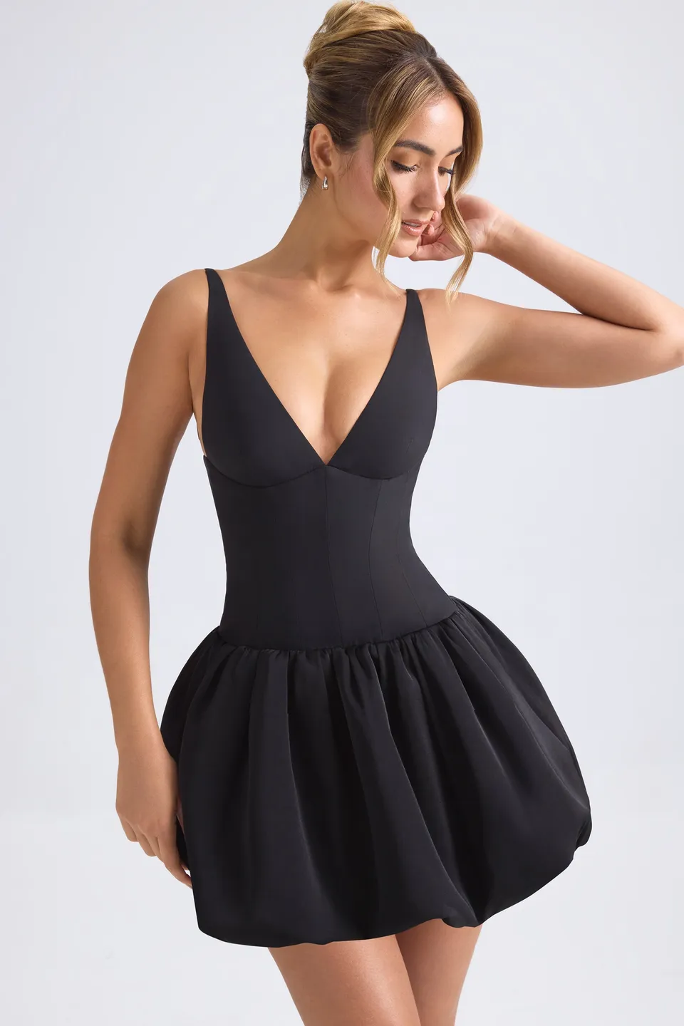 Oh Polly Anahita robe mini satin noire dos lacé