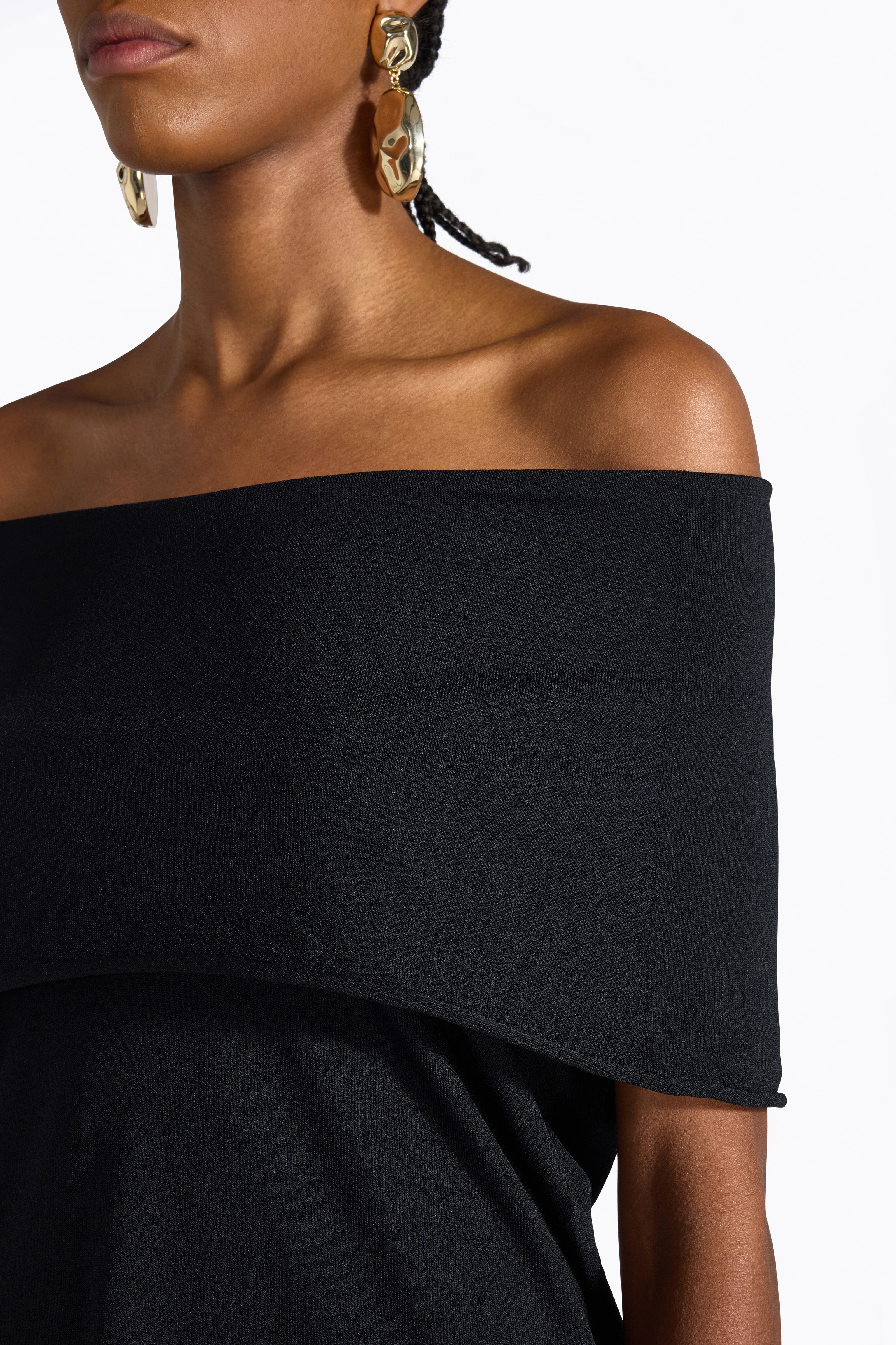 Liviana Conti Carola pull viscose noir épaules nues