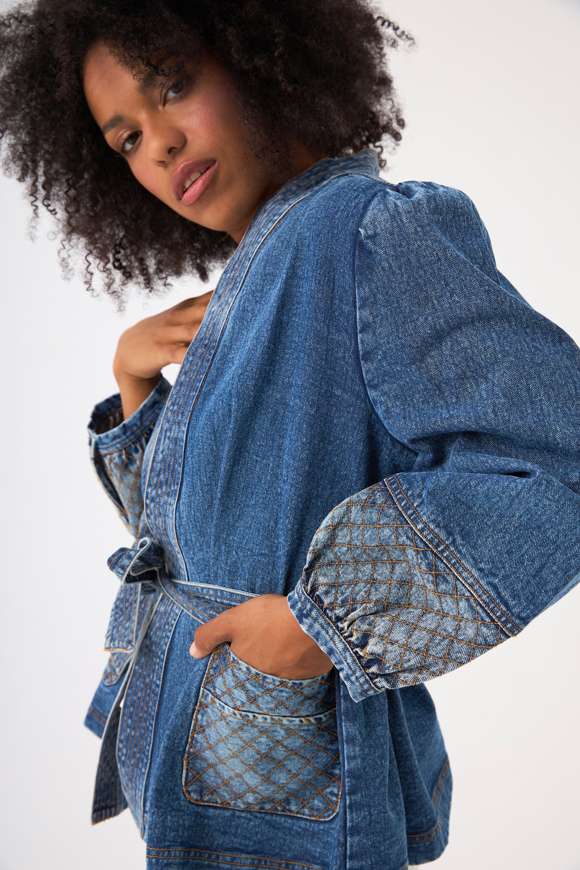 Chicosoleil Bowie veste kimono denim bleu ceinturée