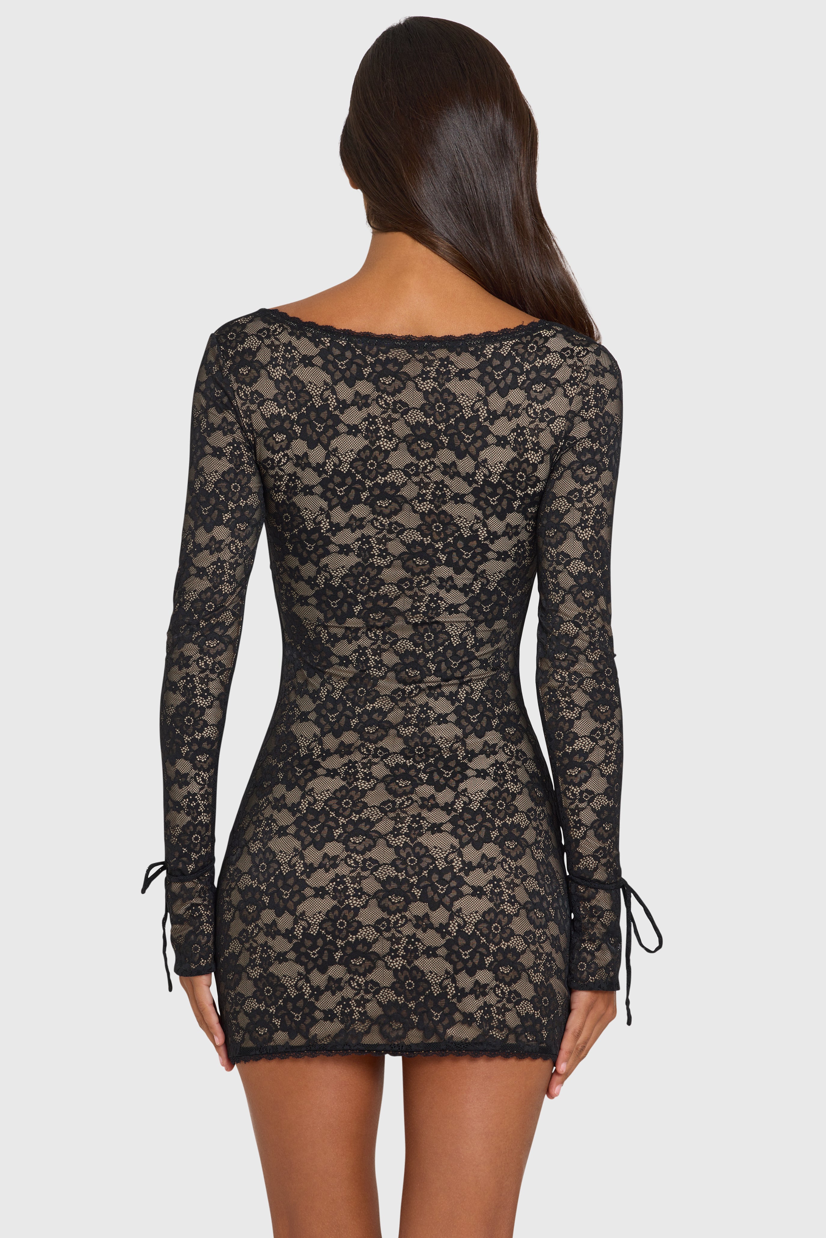 Oh Polly Arrane mini robe dentelle noire manches longues stretch