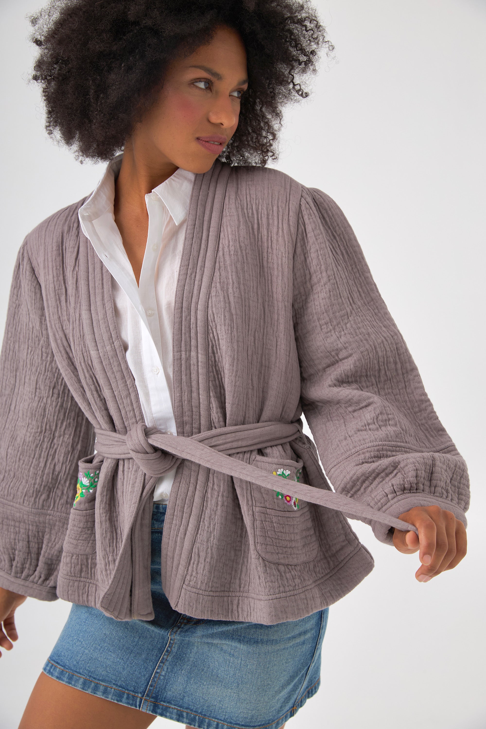 Chicosoleil Aurora veste kimono gris jacquard ceinturée