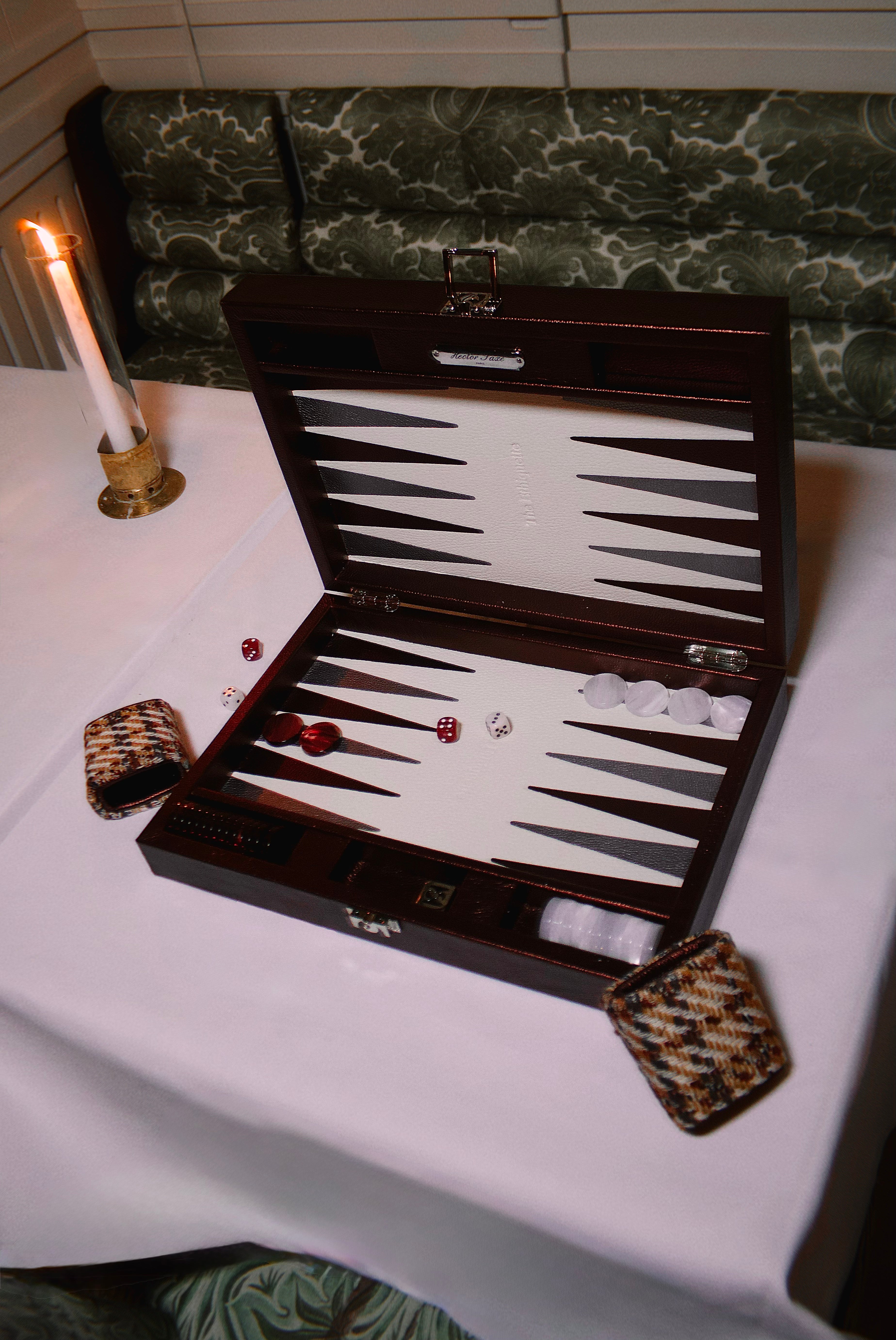 The Ethiquette Maison Villeroy backgammon cuir bordeaux