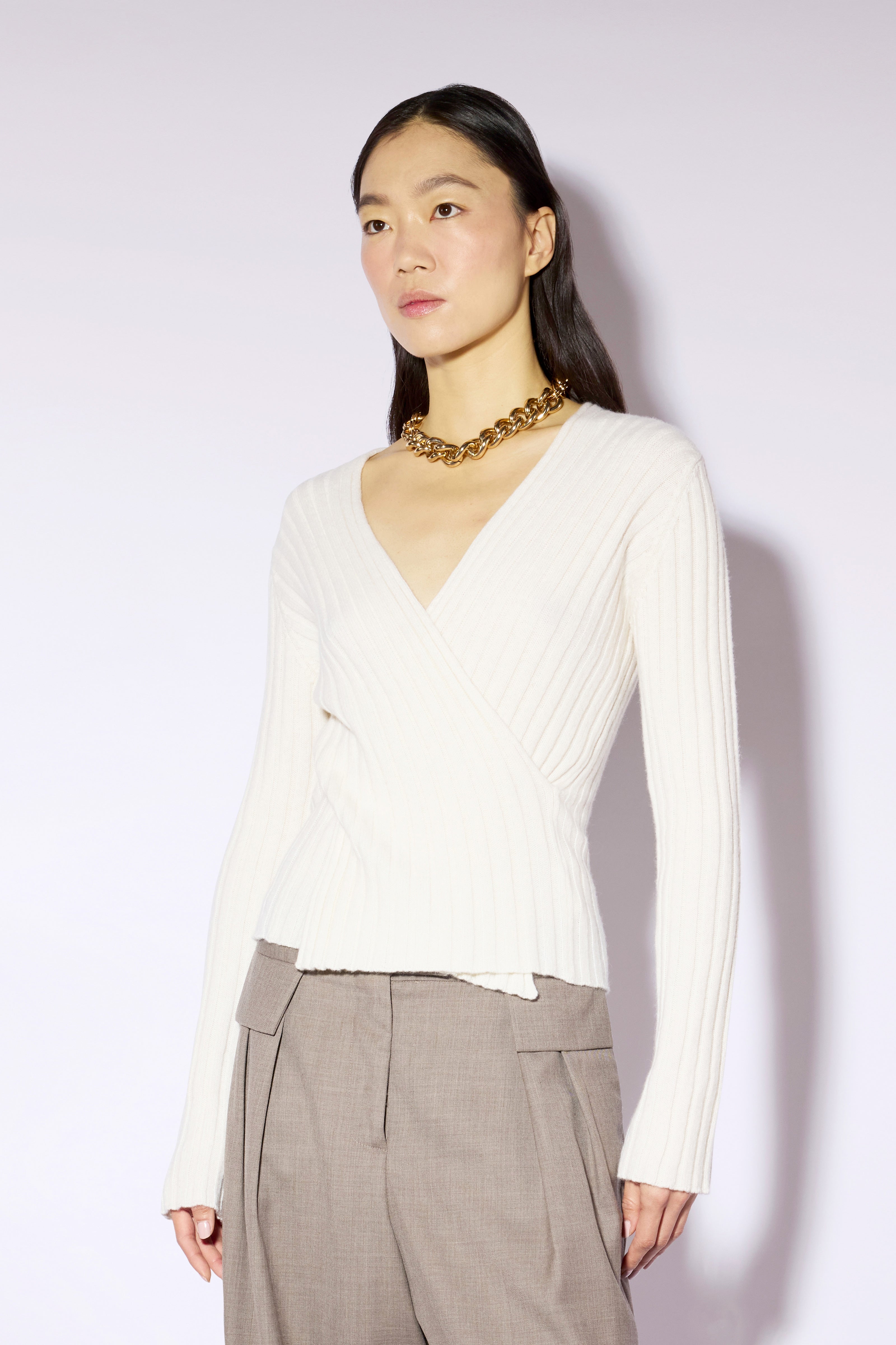 Liviana Conti Ashlyn pull col V mélange cachemire ponce