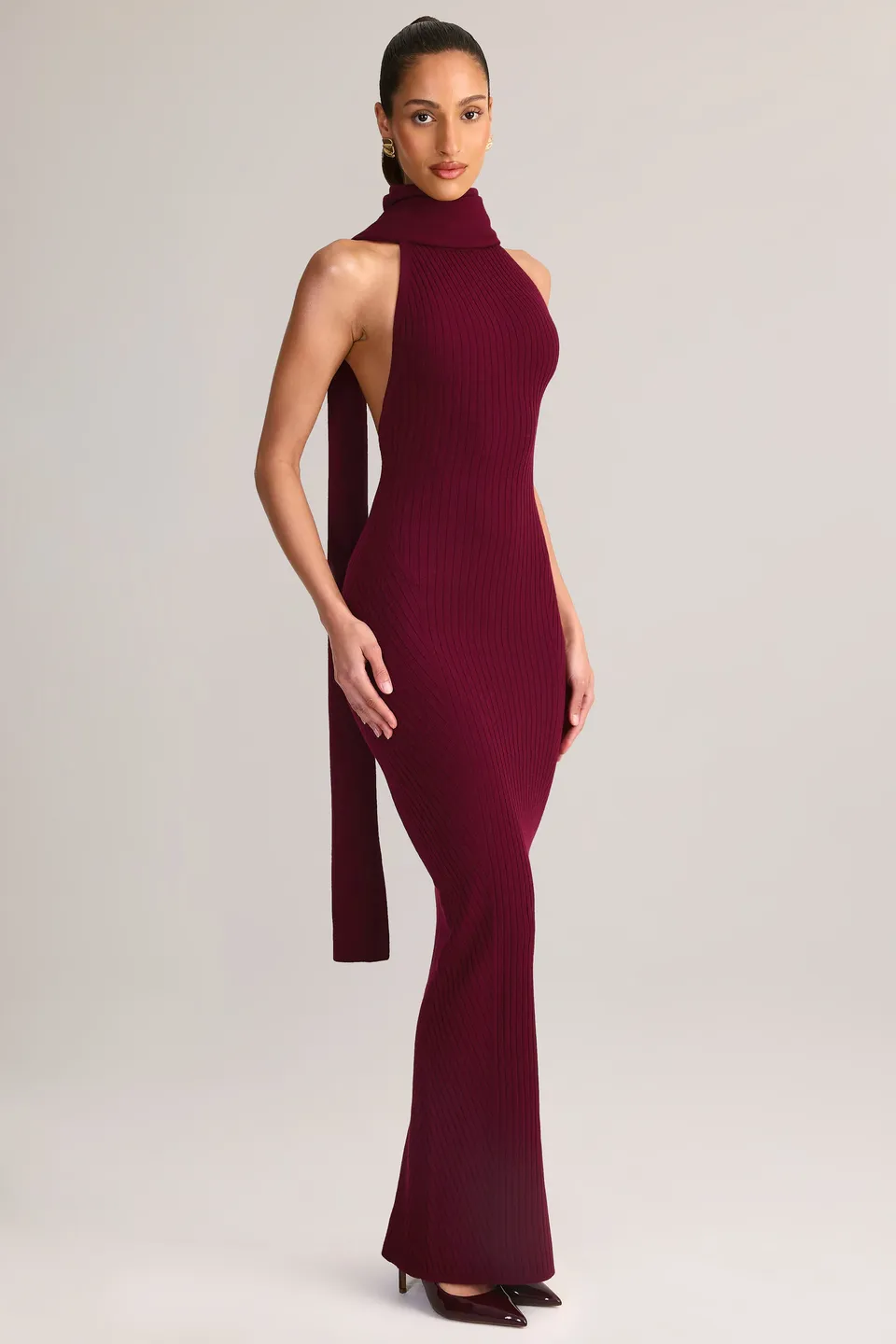 Oh Polly Dree robe maxi bordeaux col montant dos nu