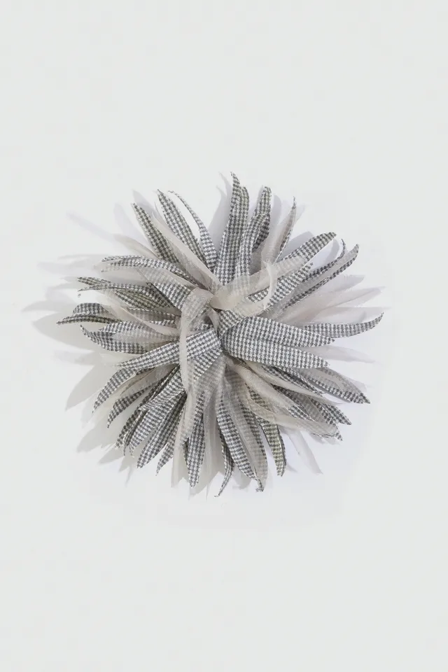 Liviana Conti Yvette broche fleur poudre