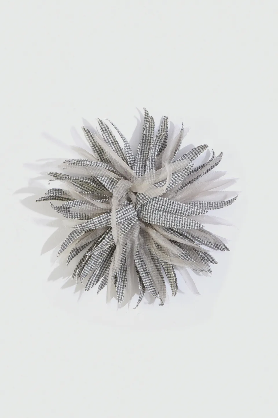 Liviana Conti Yvette broche fleur poudre