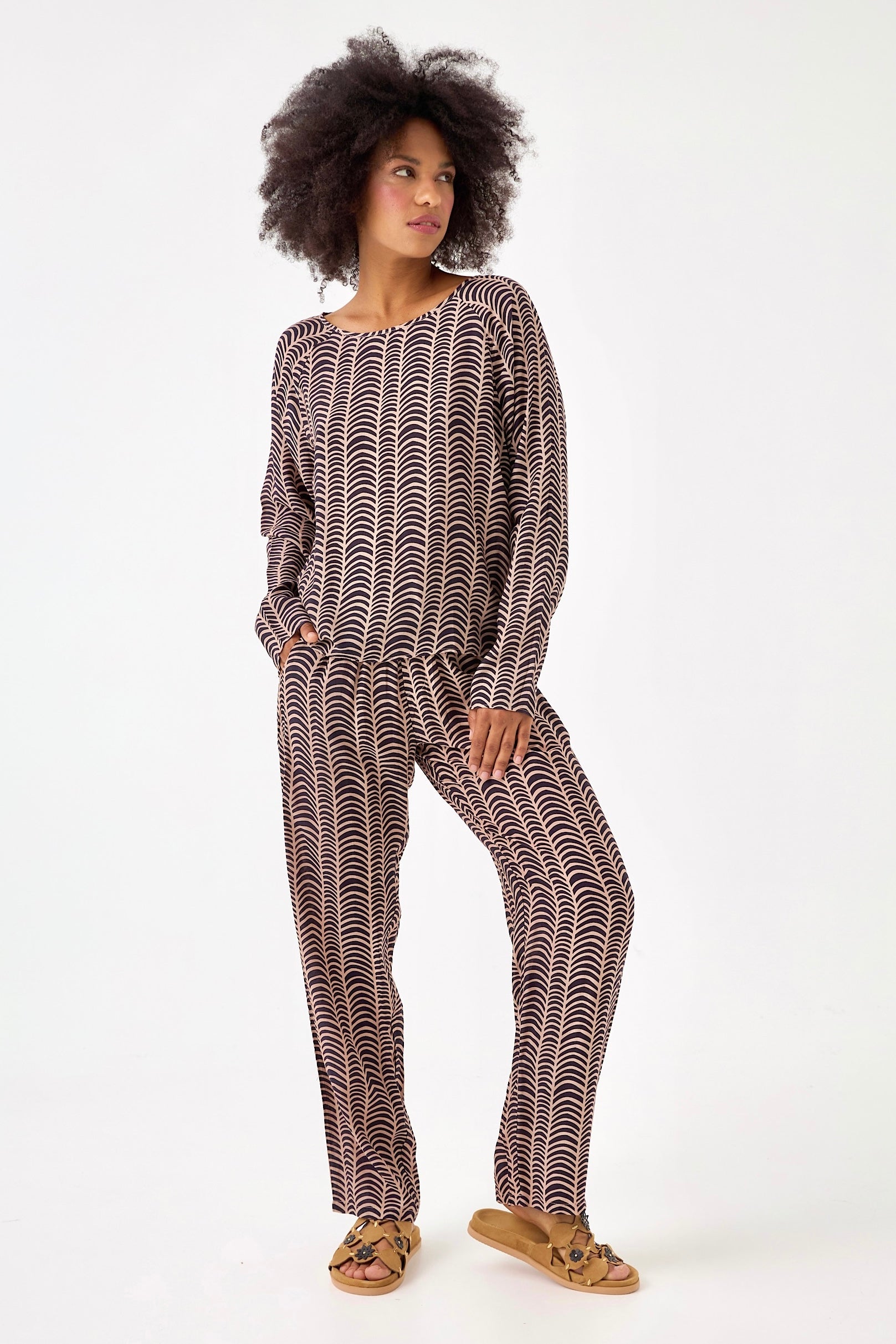 Chicosoleil Pantalons Louizon pantalon large sable d'ébène satin