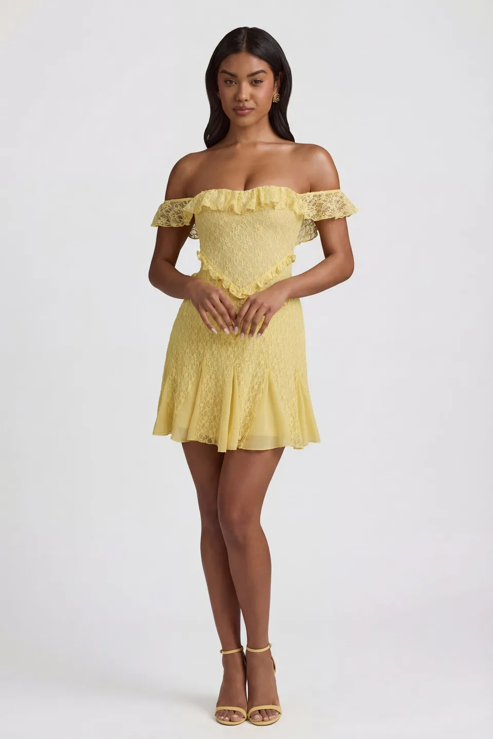 Oh Polly Nahida 13336 mini robe dentelle jaune pastel épaule dénudée
