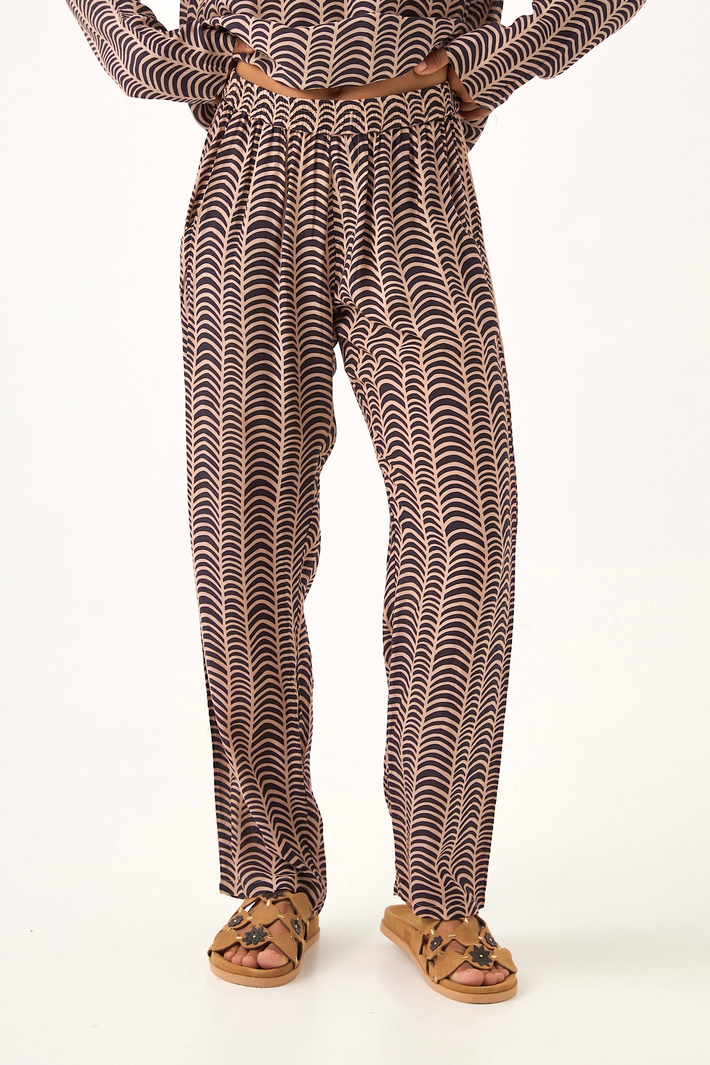 Chicosoleil Pantalons Louizon pantalon large sable d'ébène satin