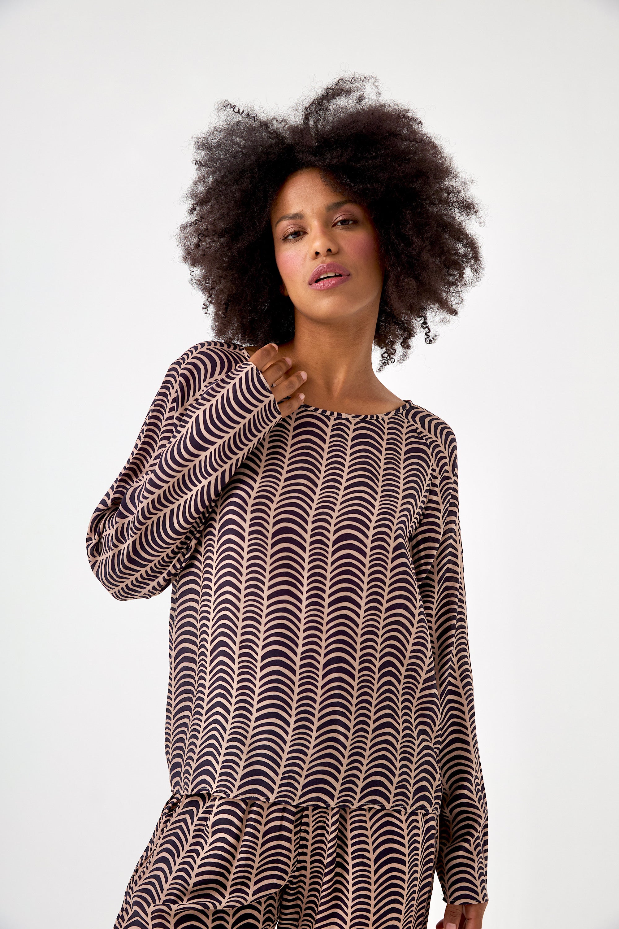 Chicosoleil Louizon top sable ébène satin viscose fluide