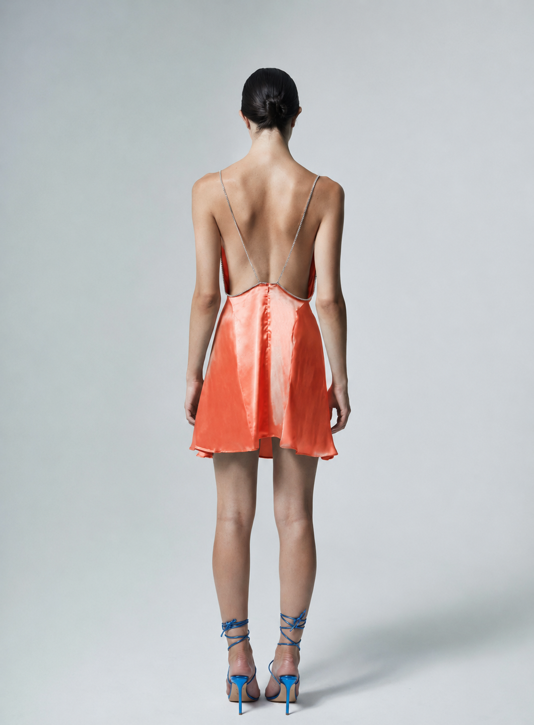 The Ethiquette Jenna Corail robe satin corail dos ouvert