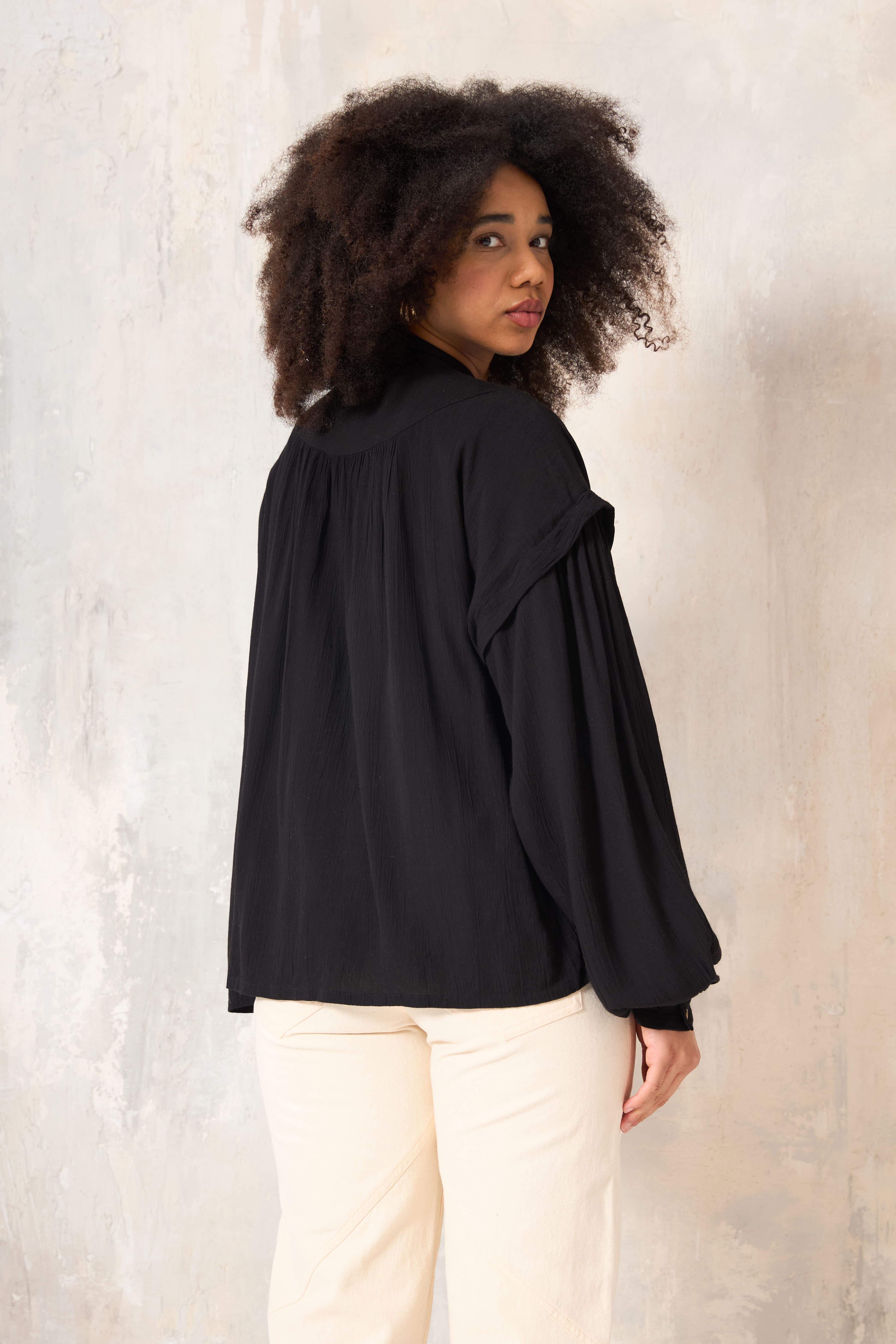 Chicosoleil Shona blouse noire viscose manches bouffantes