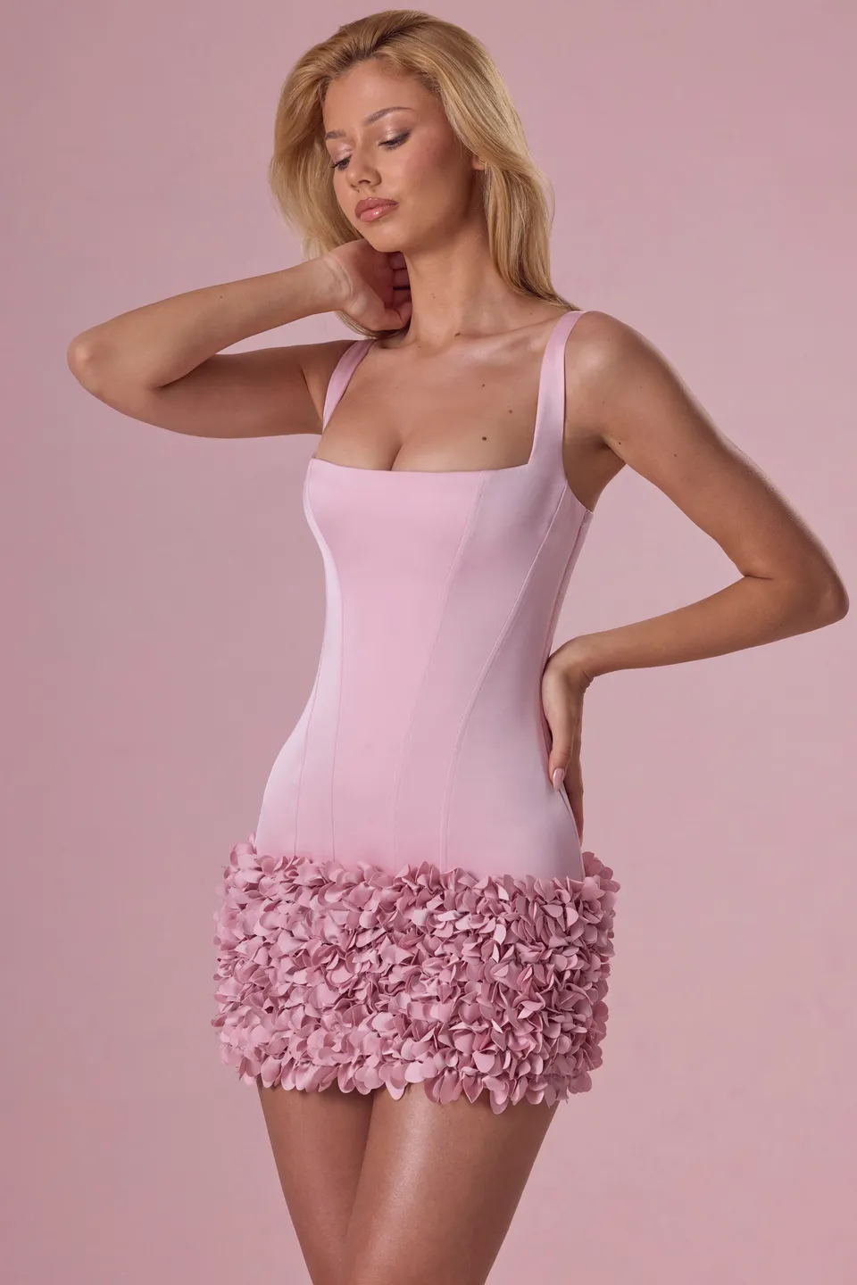Oh Polly Zelia robe mini satin rose pâle bodycon