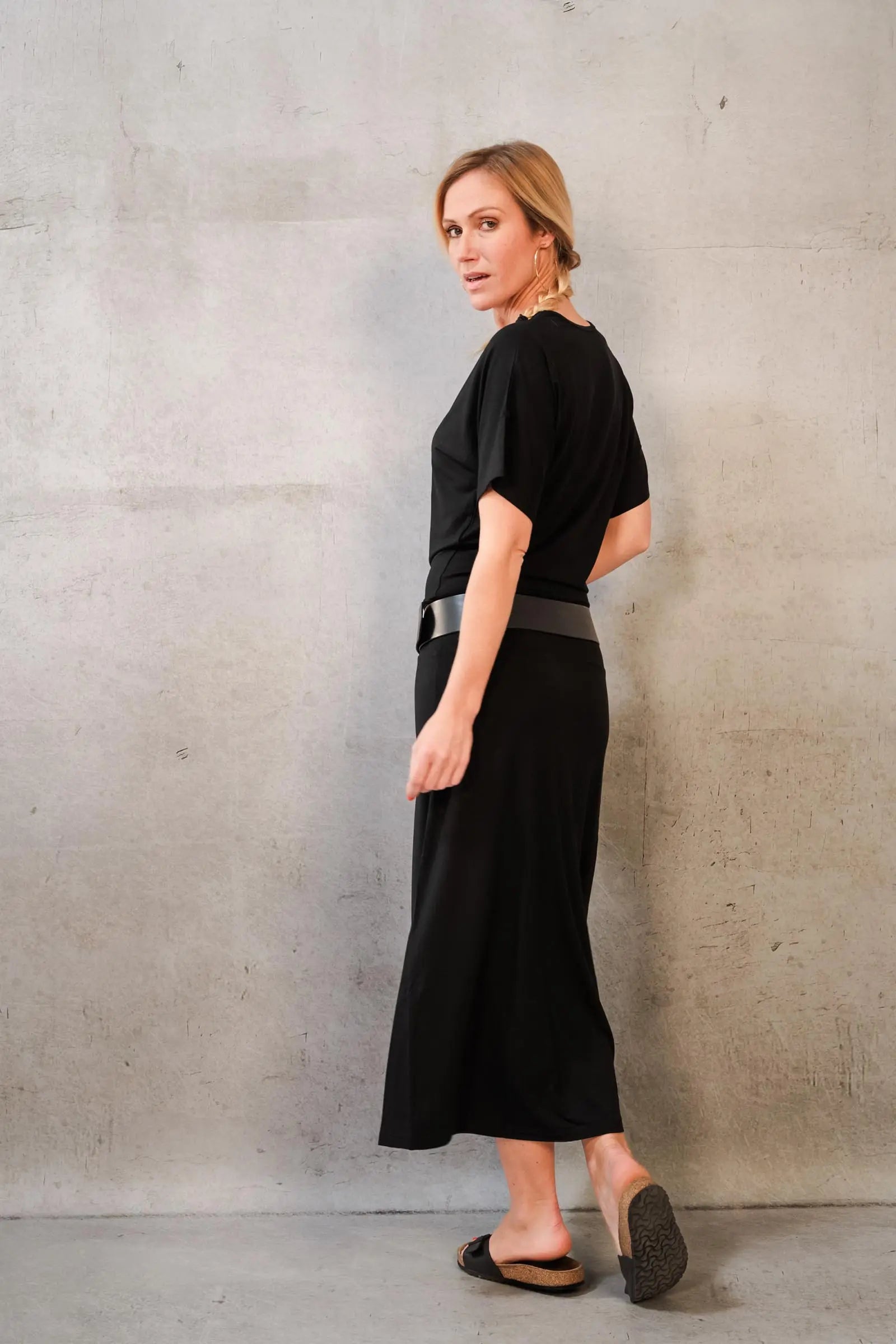 Thelma & Rose Gloria robe midi fluide noire col V T1-T3