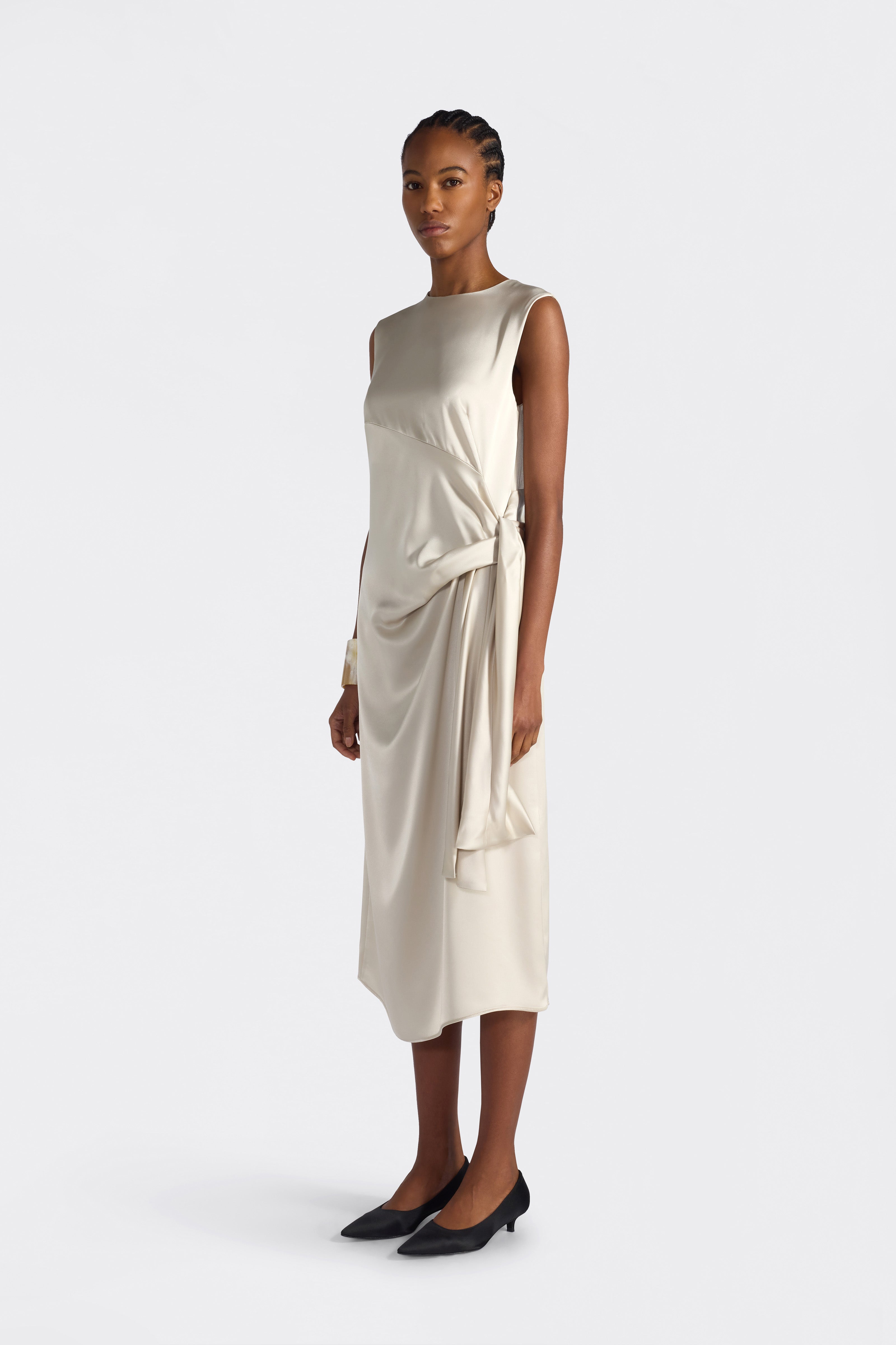Liviana Conti Annabelle robe midi satin alabastro sans manches