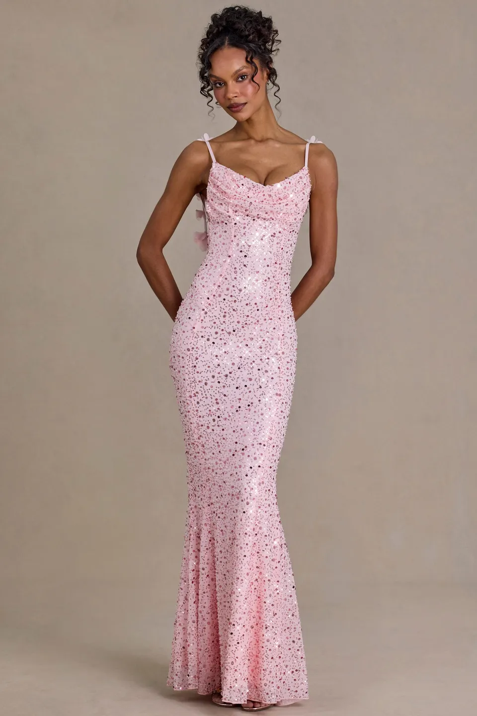 Oh Polly Embellished robe maxi rose bébé sequins traîne