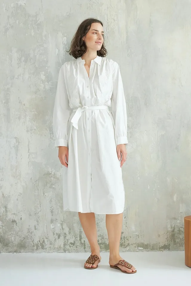 Chicosoleil Robe Keya blanche mi-longue coton brodée