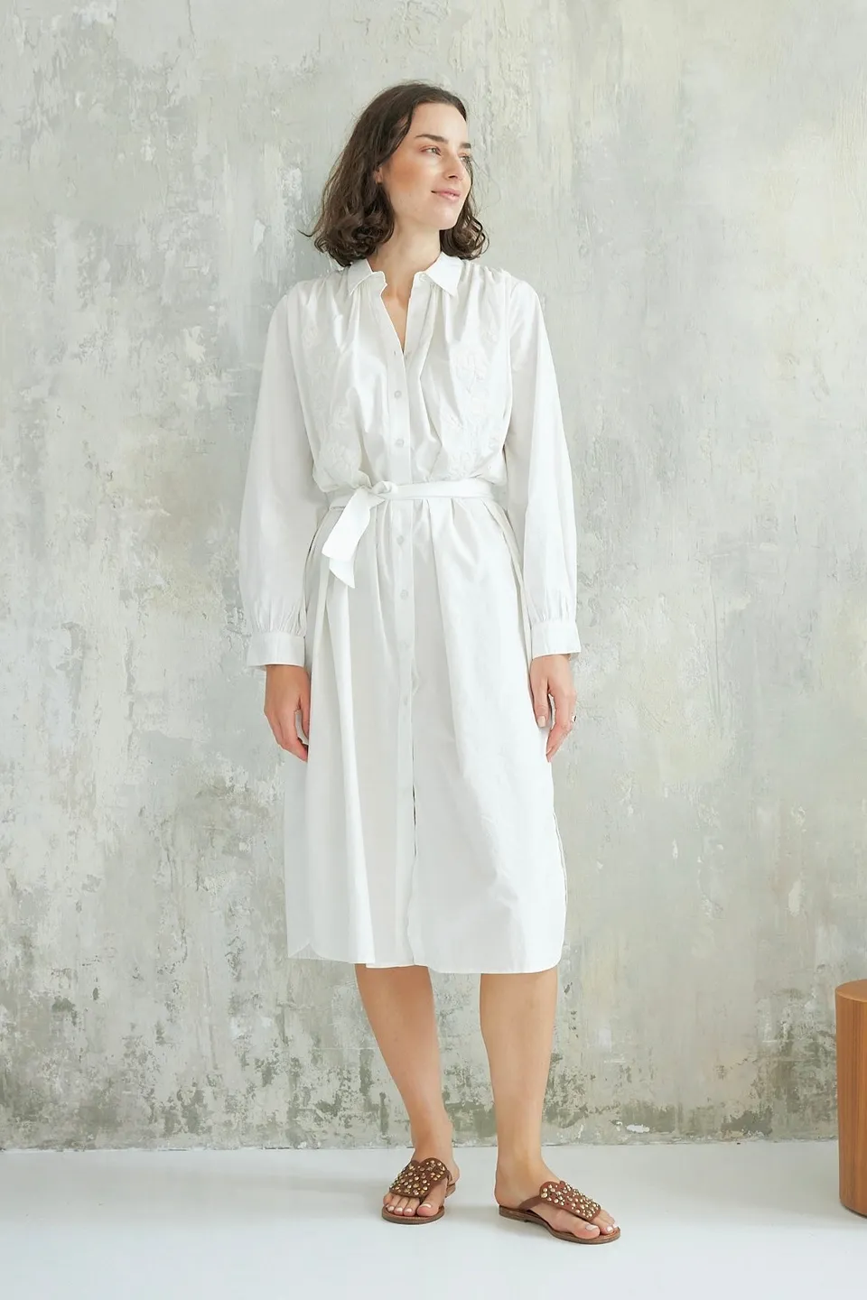 Chicosoleil Robe Keya blanche mi-longue coton brodée
