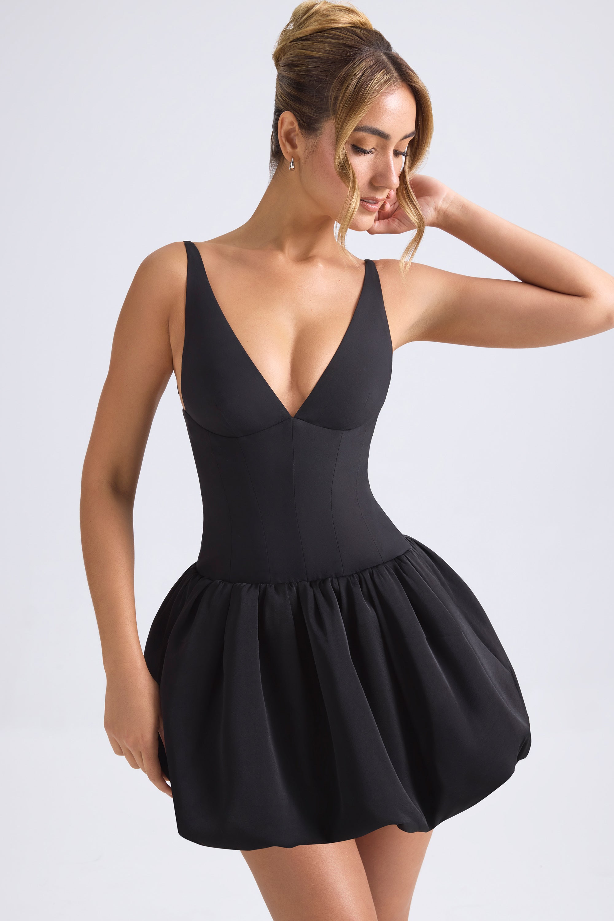 Oh Polly Anahita robe mini satin noire dos lacé