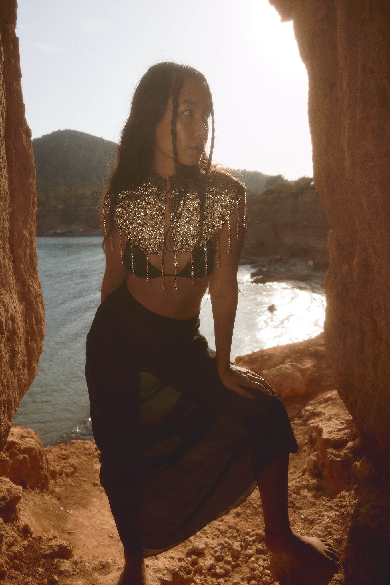 The Ethiquette Cape Mini cape soie brodée strass