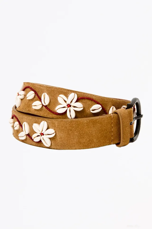 Chicosoleil Shelves ceinture cuir beige perles coquillages