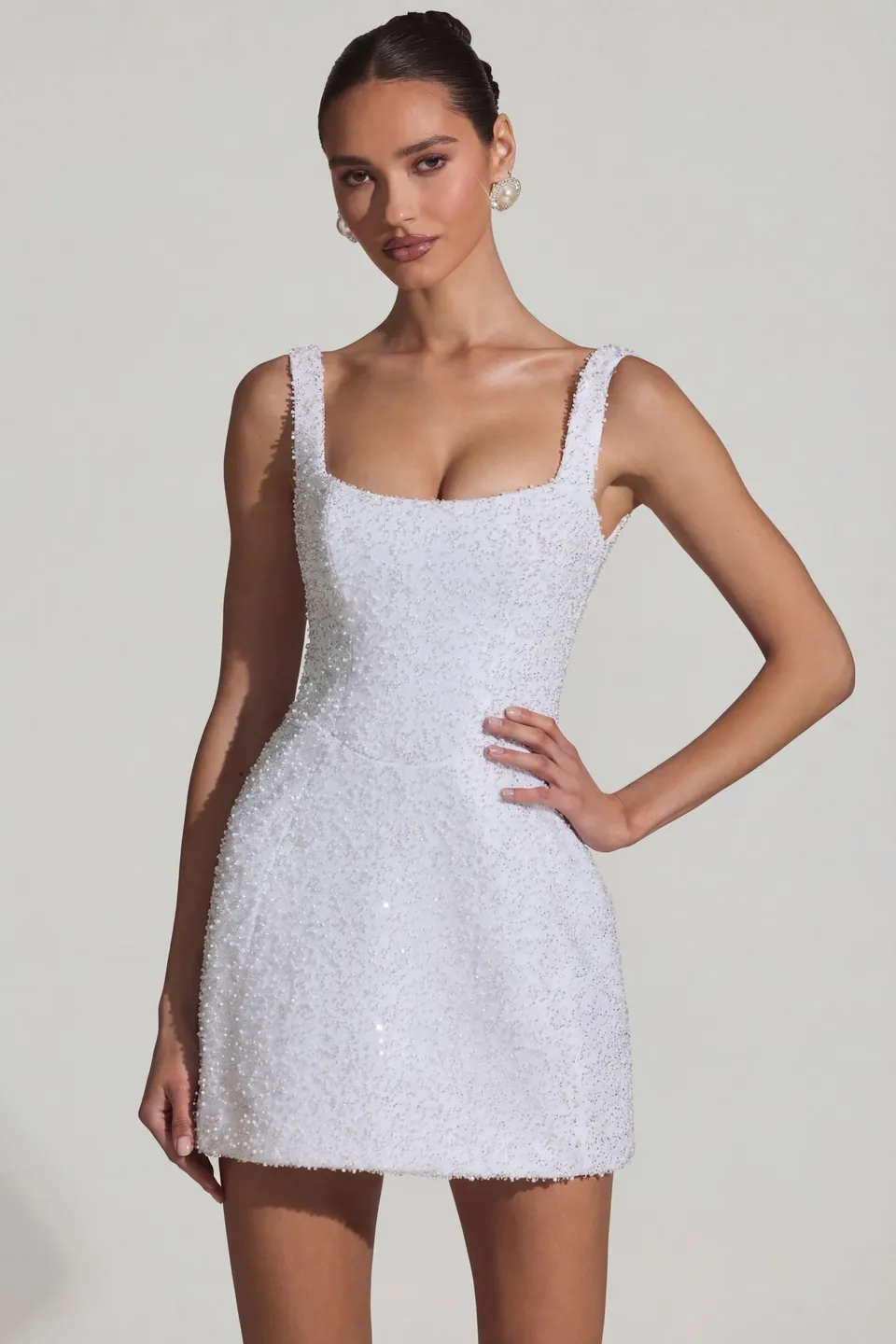 Oh Polly Dominique robe mini blanche satin perles nacre