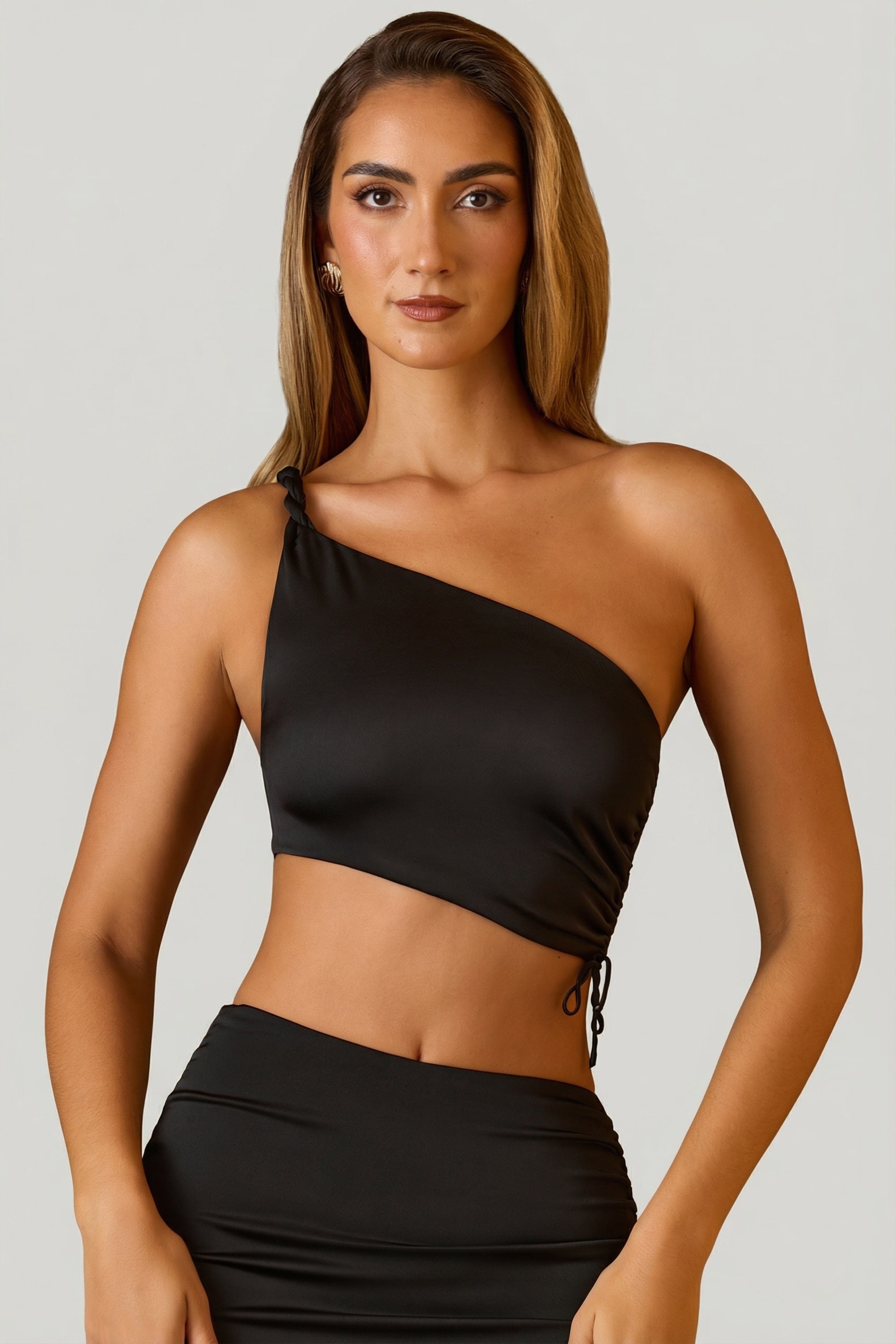 Oh Polly Brisa crop top noir asymétrique satin froncé