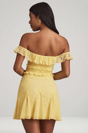 Oh Polly Nahida 13336 mini robe dentelle jaune pastel épaule dénudée