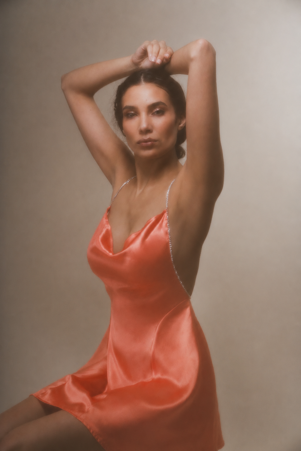 The Ethiquette Jenna Corail robe satin corail dos ouvert
