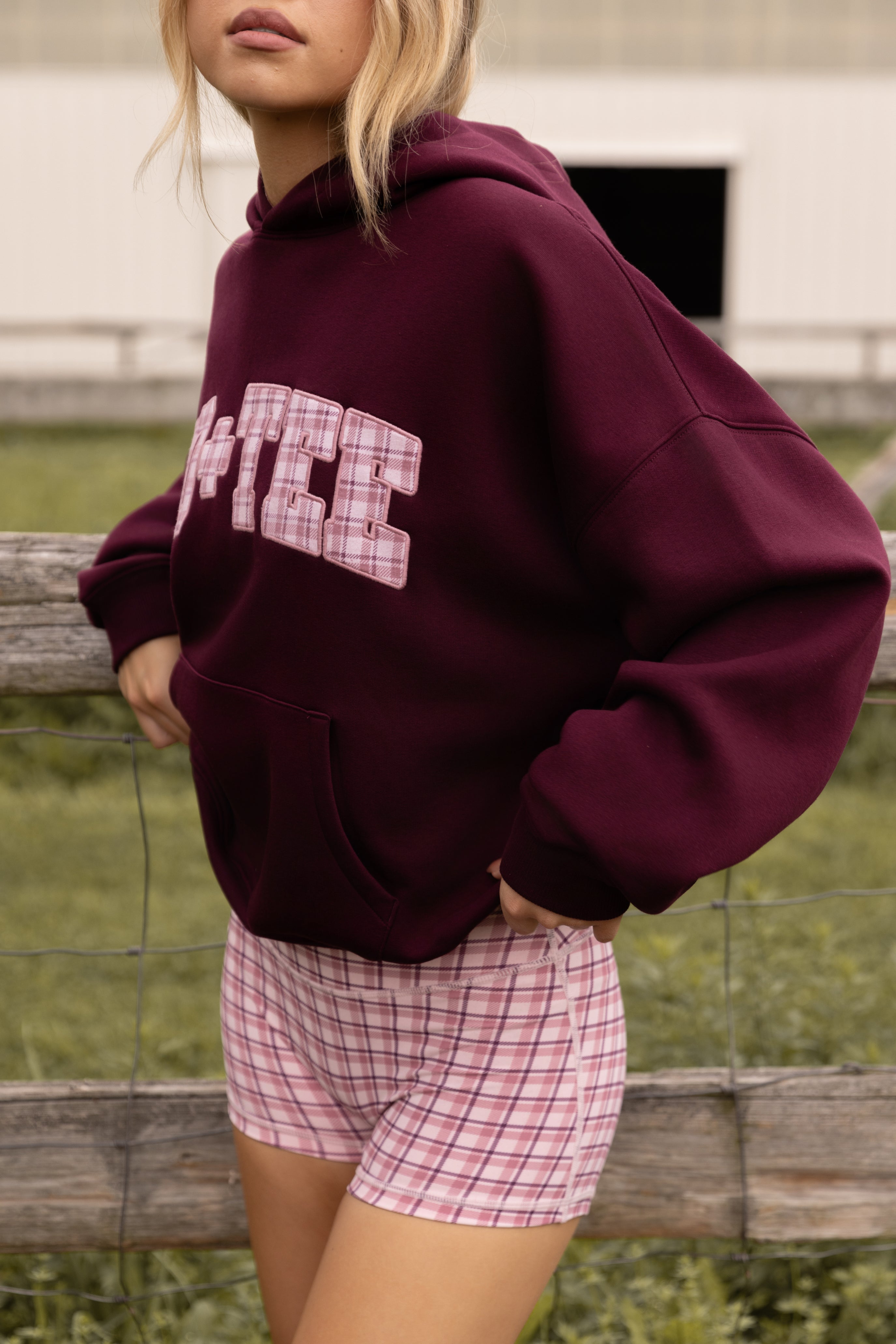 Bo+Tee Sweat Capuche Oversize Plum Appliqué Polaire