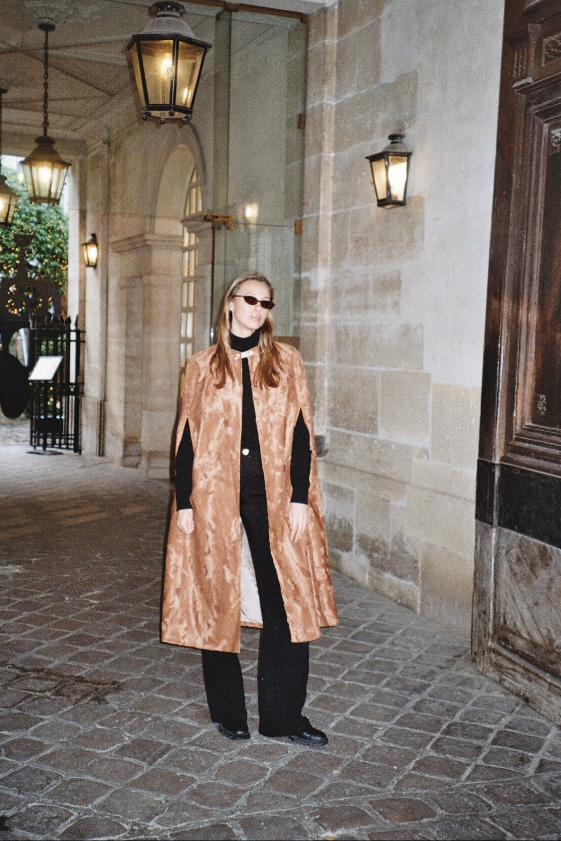 The Ethiquette Galant cape longue fausse fourrure camel