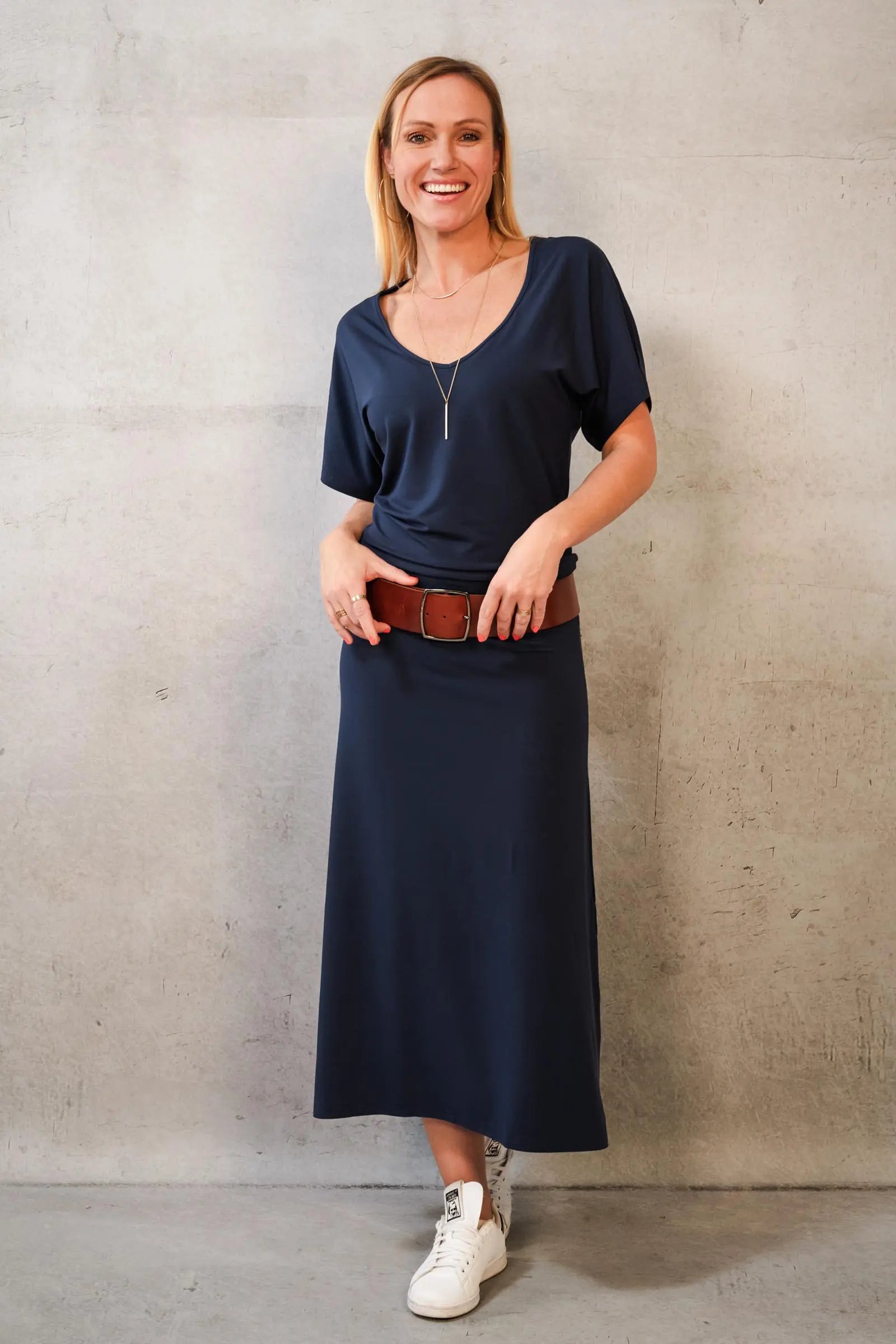 Thelma & Rose Gloria robe midi fluide noire col V T1-T3