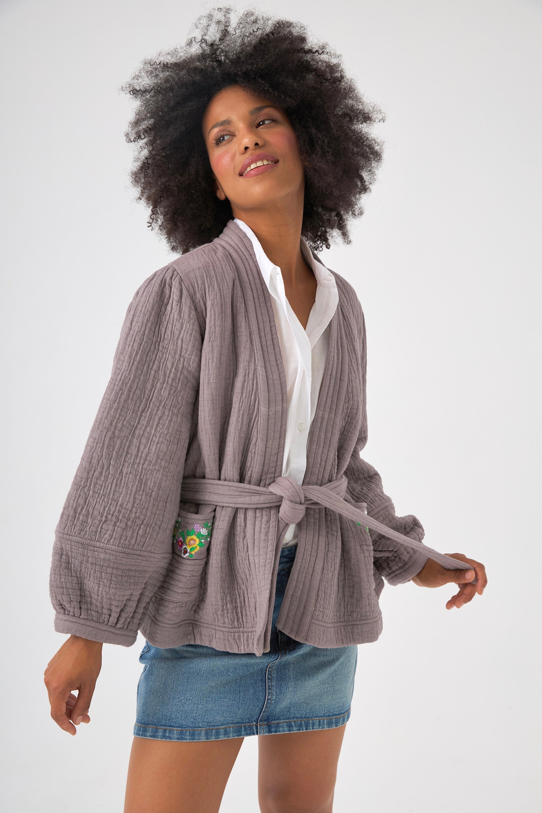 Chicosoleil Aurora veste kimono gris jacquard ceinturée