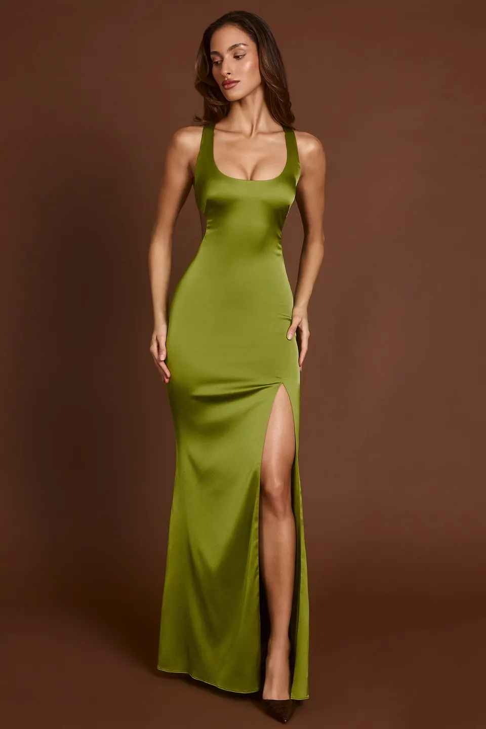 Oh Polly Vittoria robe maxi olive satin dos lacets