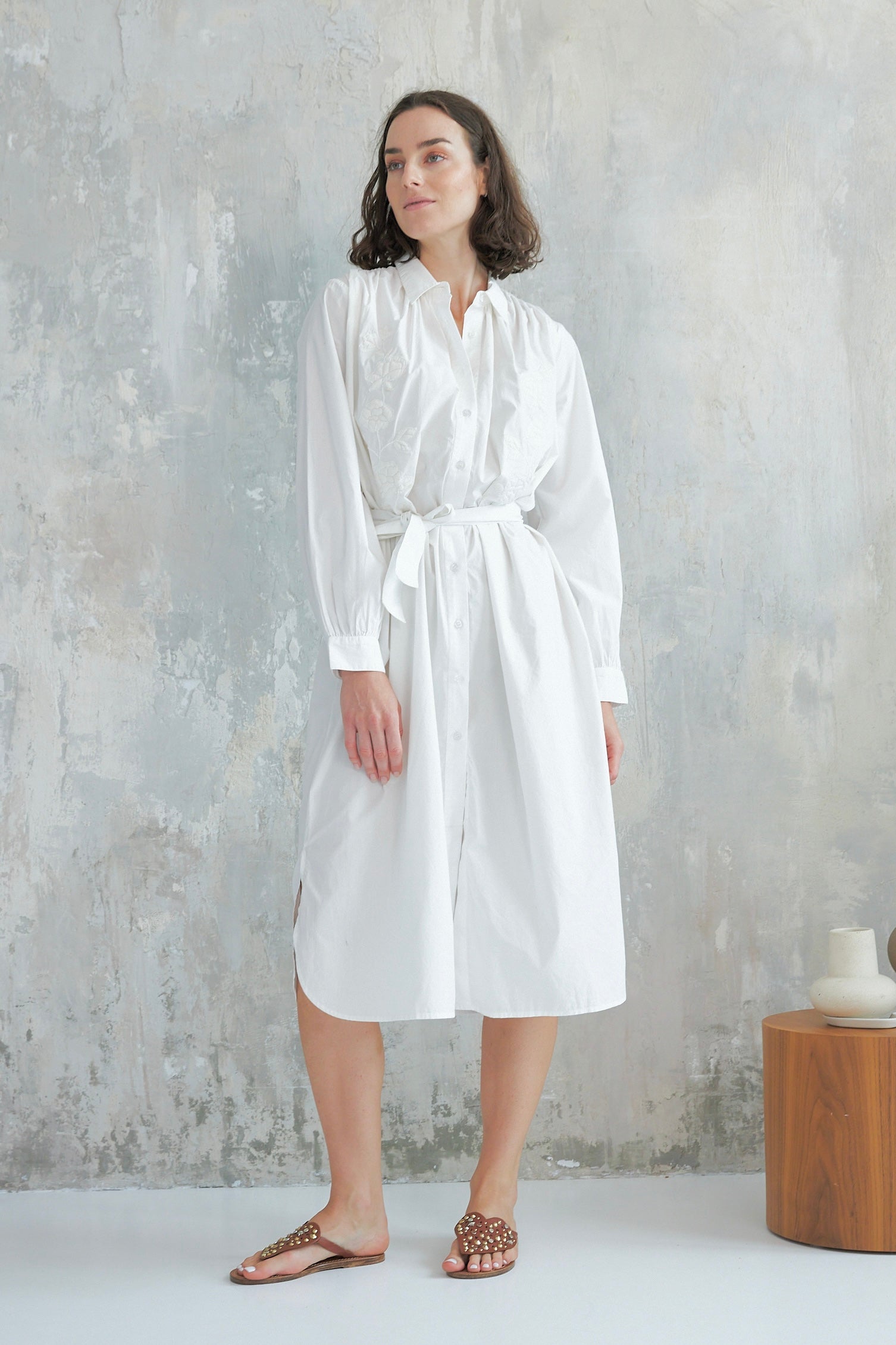 Chicosoleil Robe Keya blanche mi-longue coton brodée