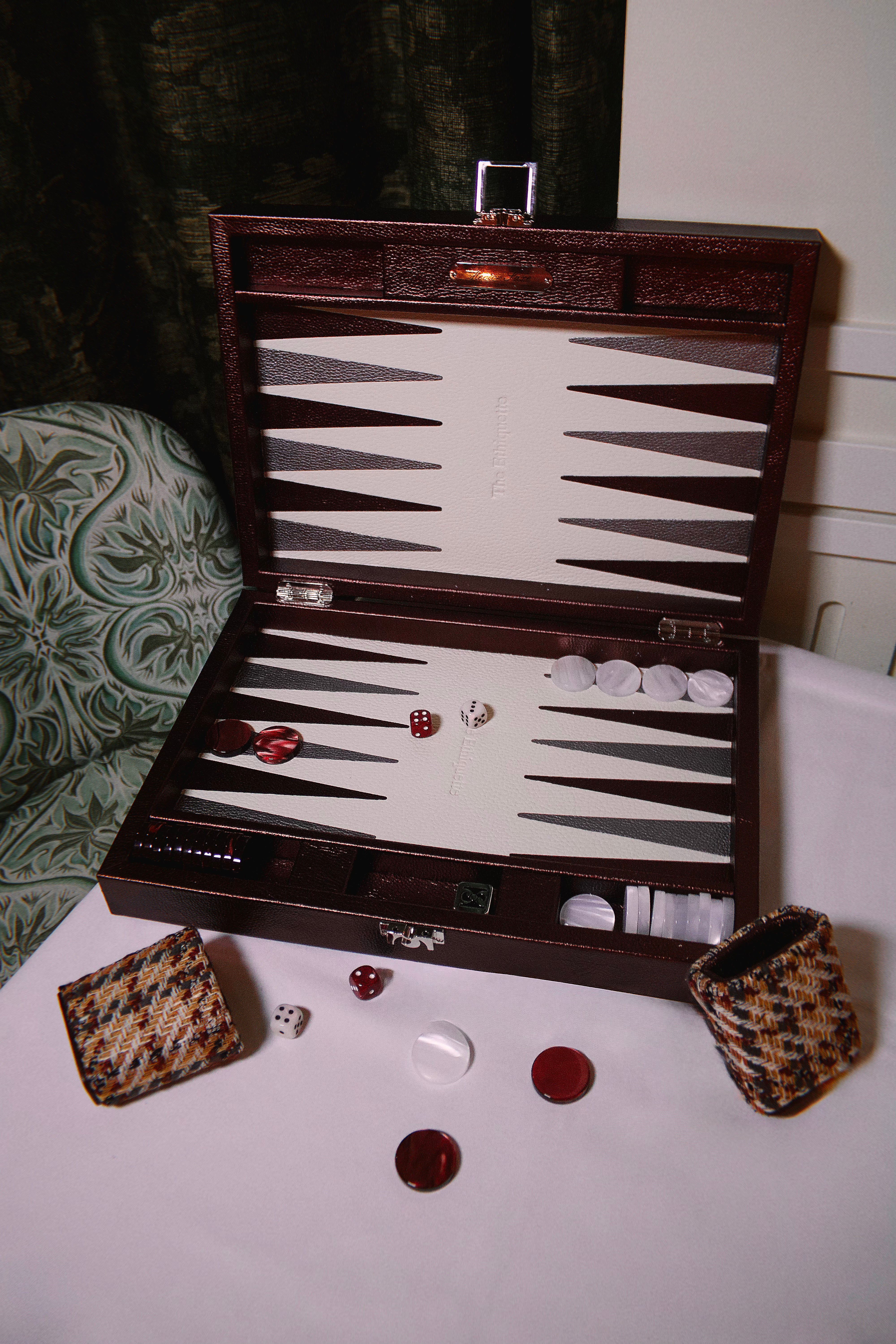 The Ethiquette Maison Villeroy backgammon cuir bordeaux