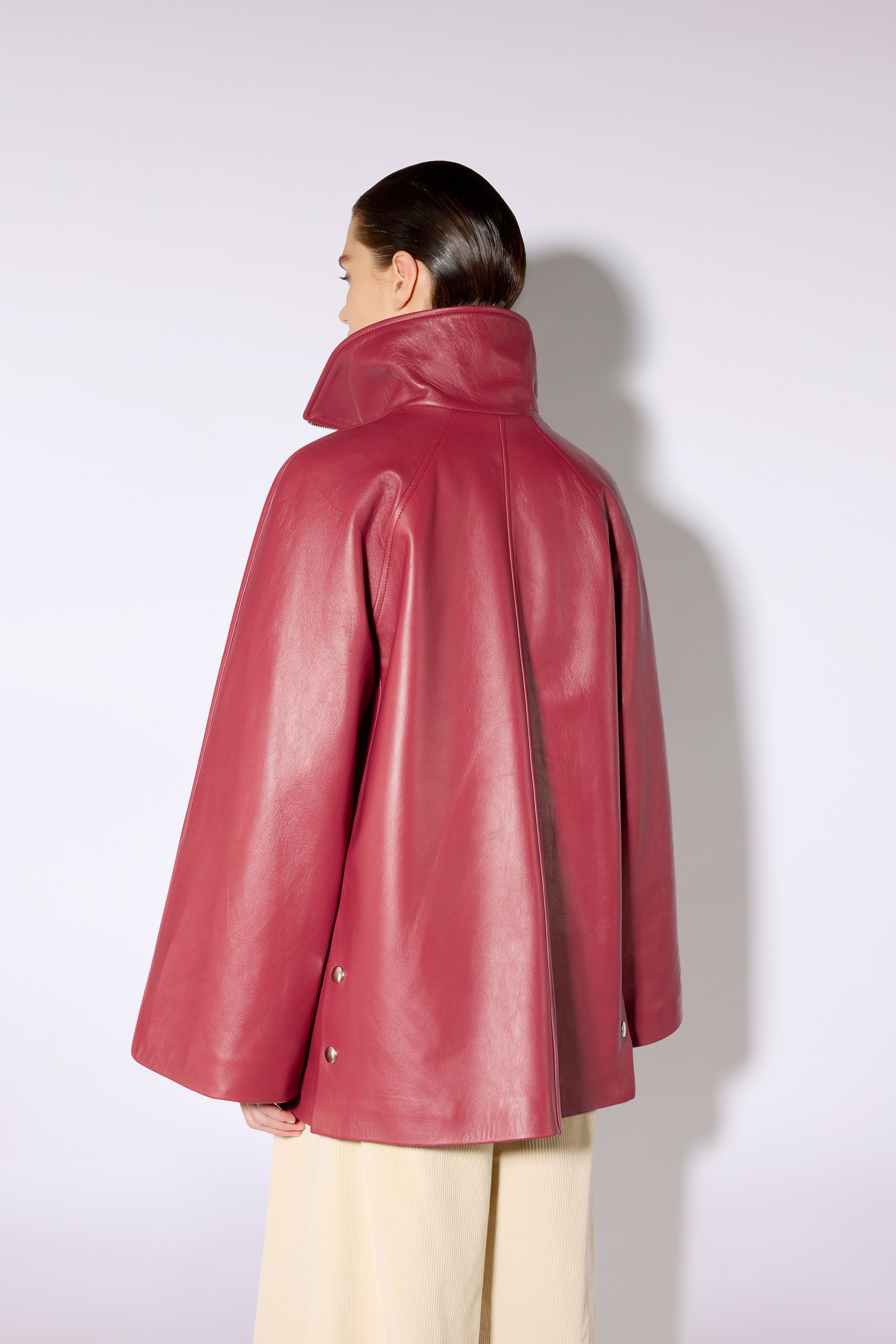 Liviana Conti Omar veste espresso tailleur