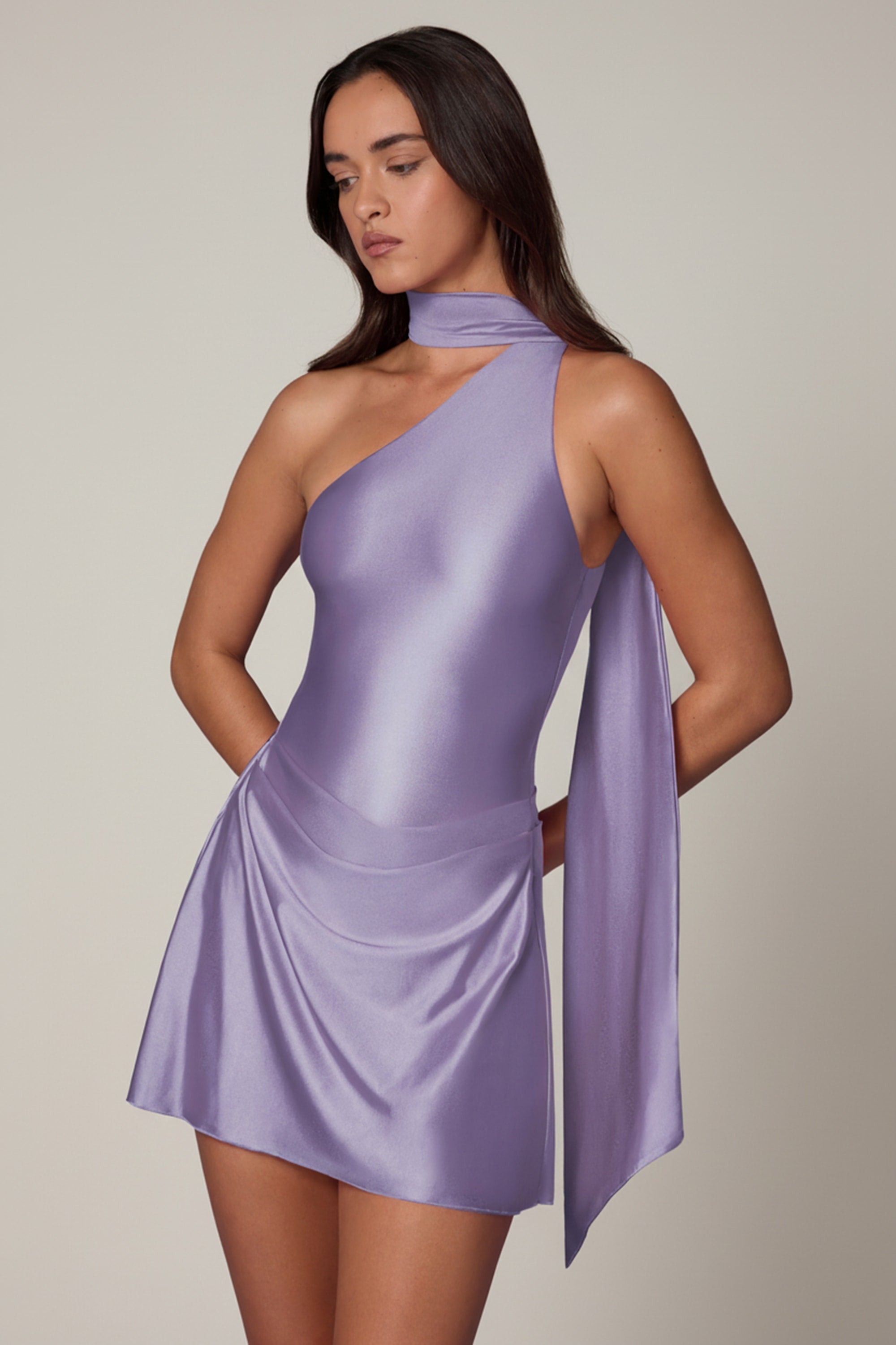 Oh Polly Kiraz robe mini satin lilas asymétrique